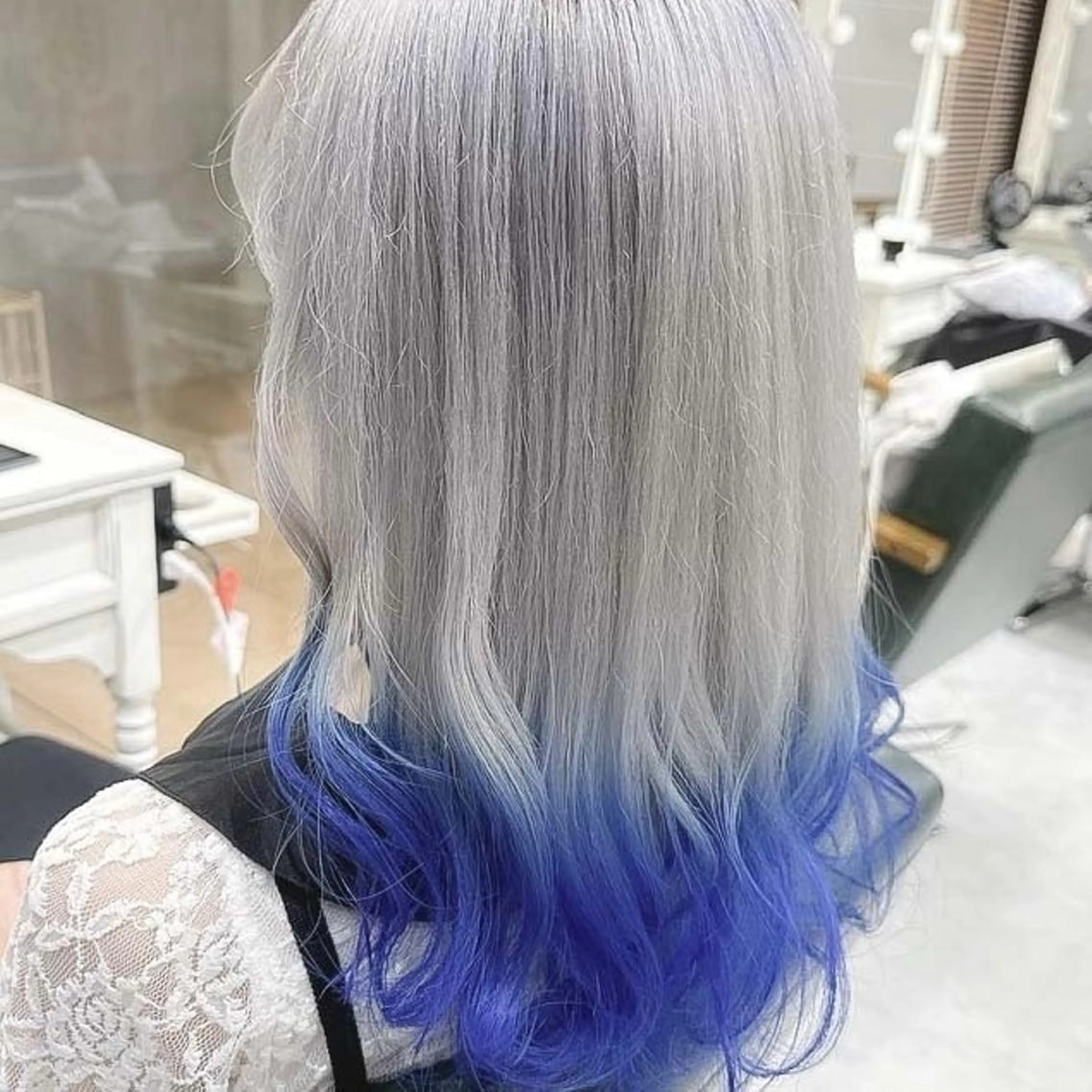 ロング カラー ブリーチ ブルーカラー デザインカラー グラデーションカラー ハイトーンカラー ヘアカラー トリートメント Days 透明感カラーのヘアスタイル