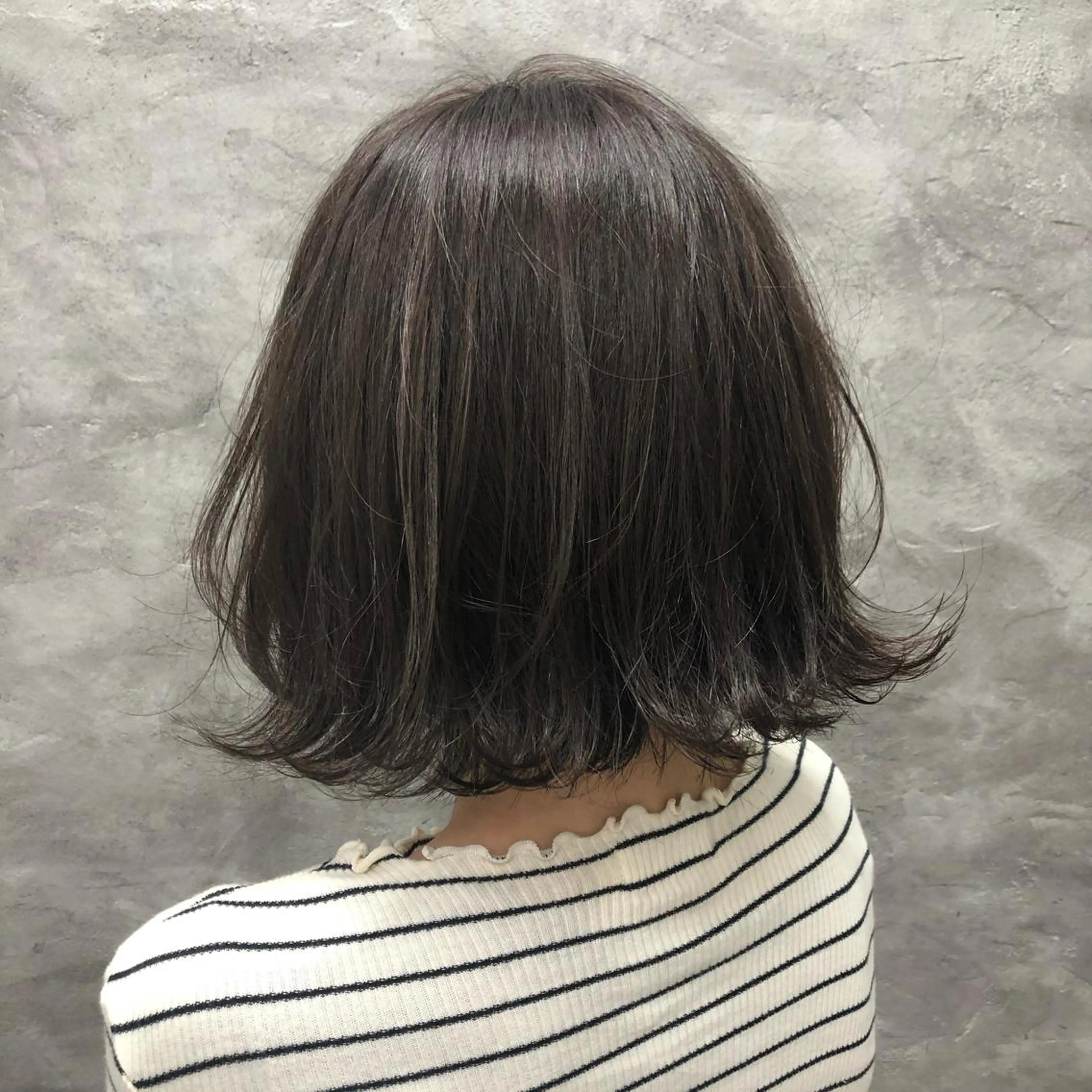 ミディアム カラー グレージュ 小畑 杏実のヘアスタイル