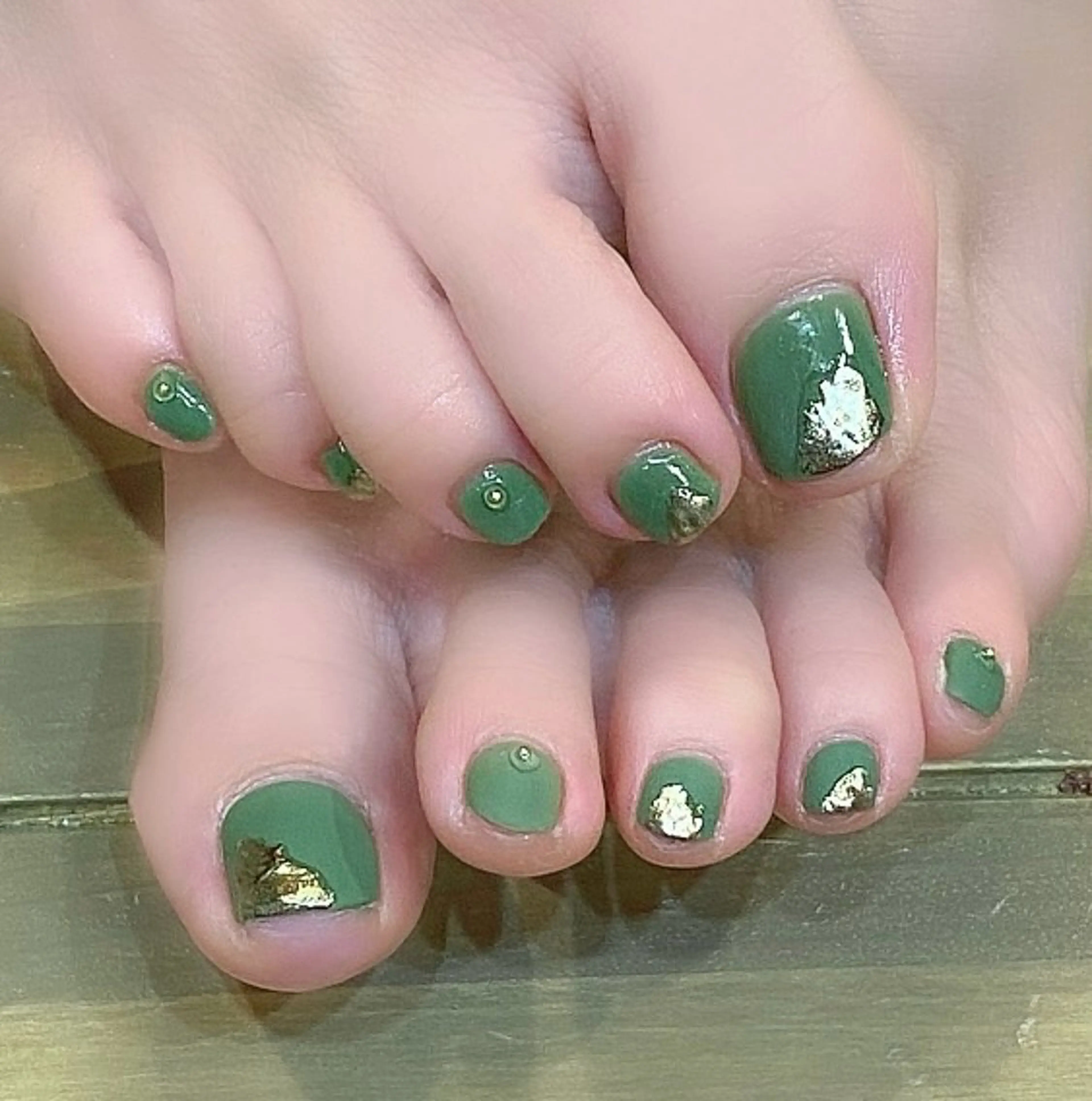 ネイル ゴールド グリーン マットネイル フットネイル Narumi nailのネイルデザイン