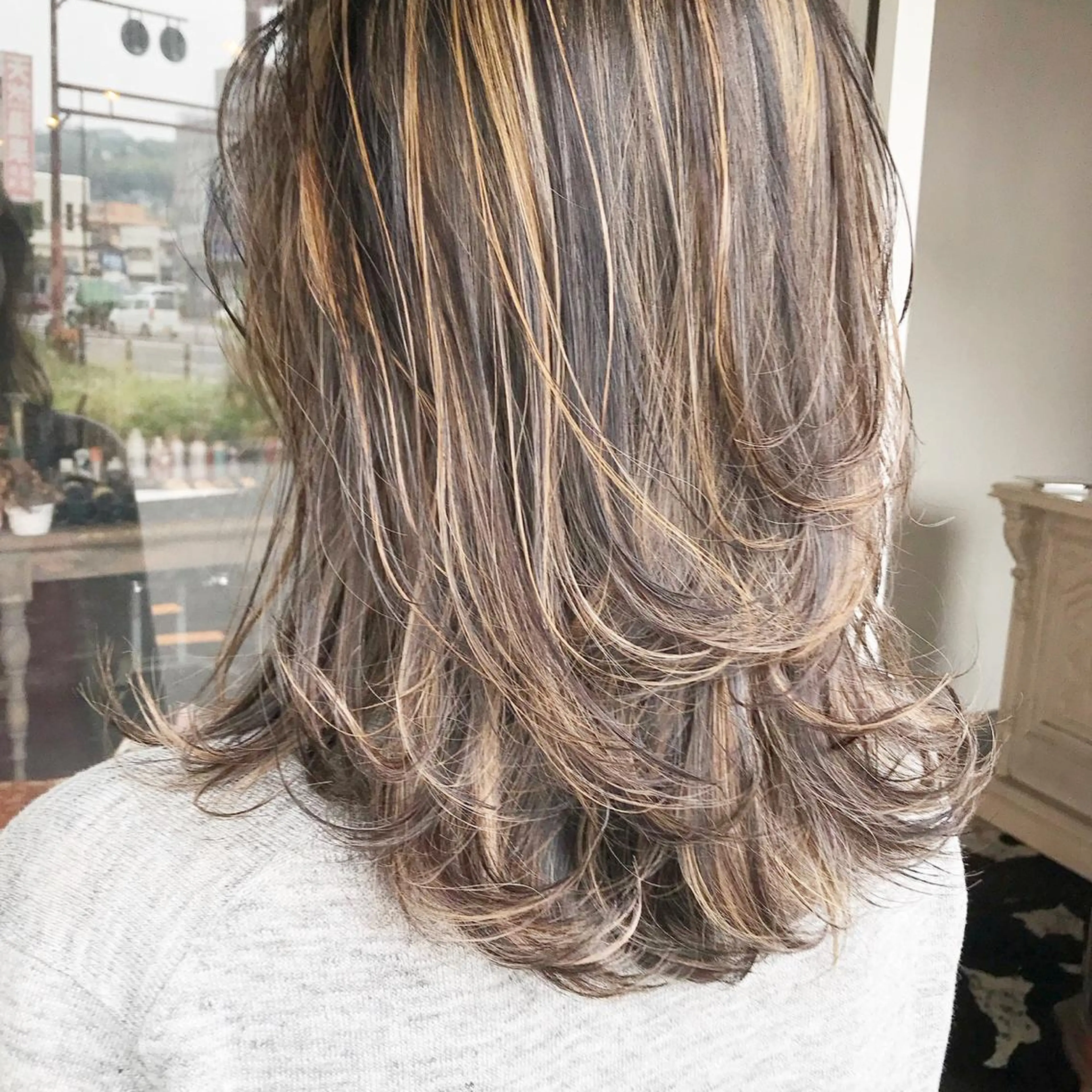 セミロング カラー ヘアアレンジ 切りっぱなしボブ バレイヤージュ ブリーチ グラデーションカラー ハイライトカラー Mariana/ 鶴原-ハイライトのヘアスタイル