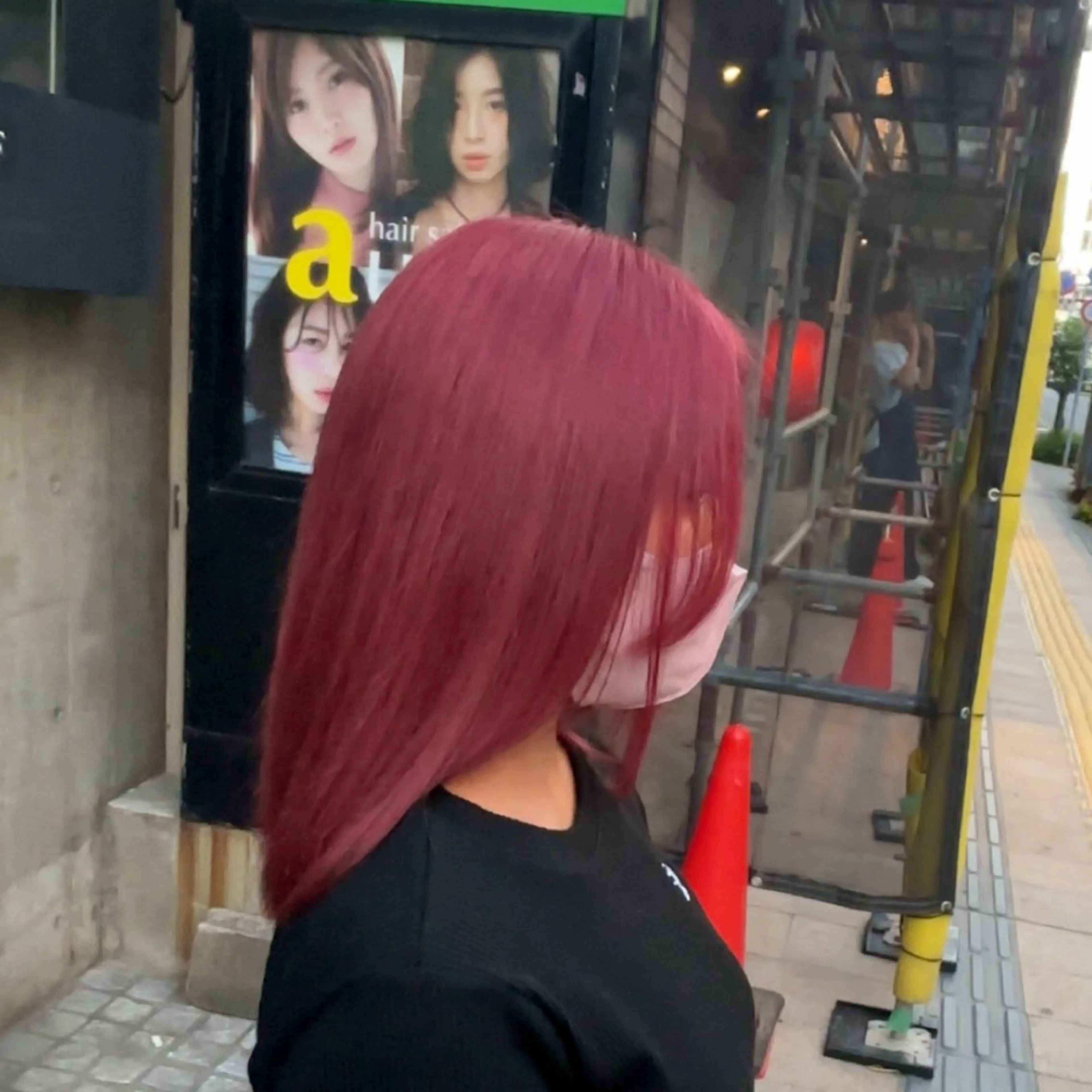 セミロング カラー aura所属・波巻きパーマ✨️ ケアブリーチカラーのヘアスタイル