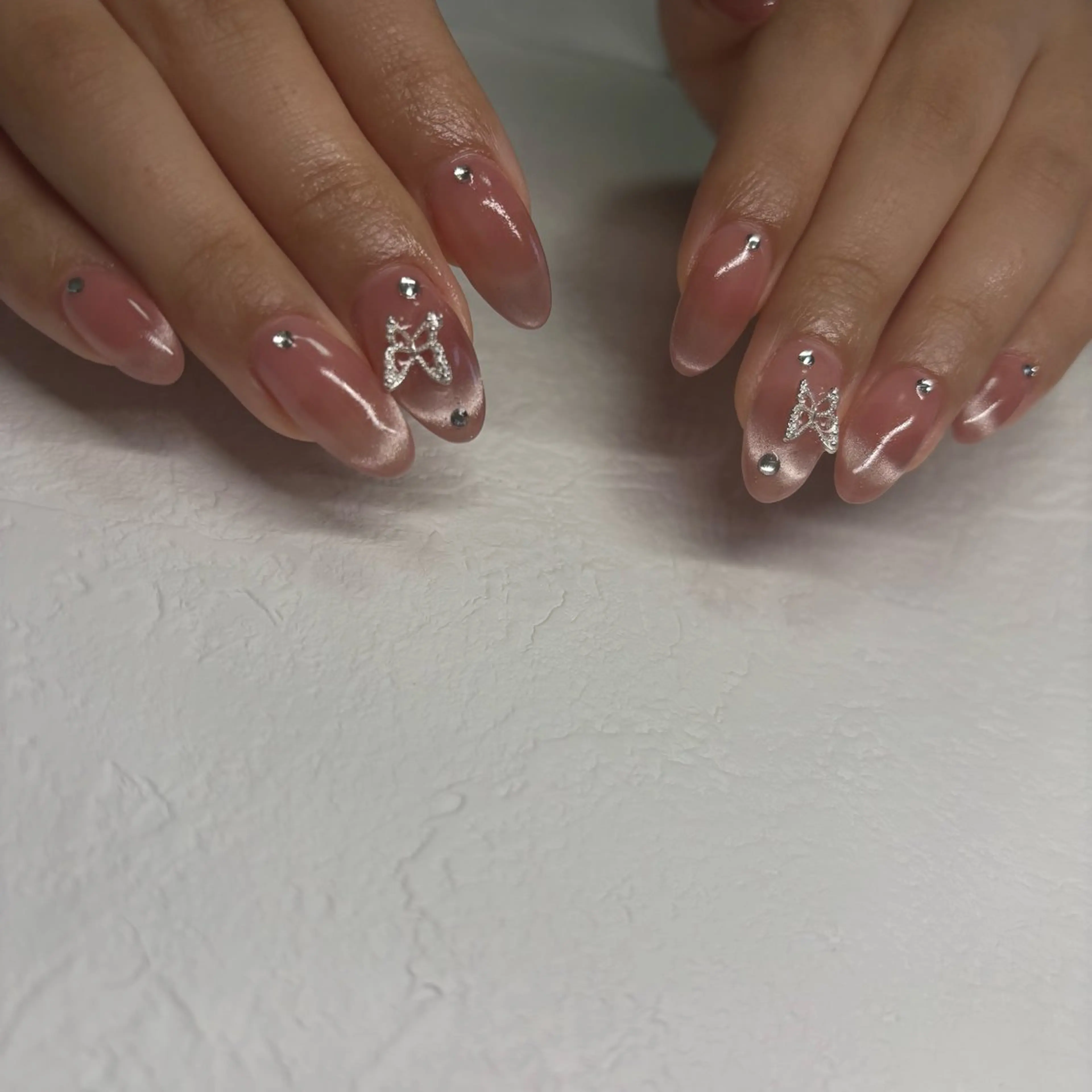 ネイル フレンチネイル マグネットネイル マグネットフレンチ ハンドネイル RE💟N.NAIL ラテン系お姉さんのネイルデザイン