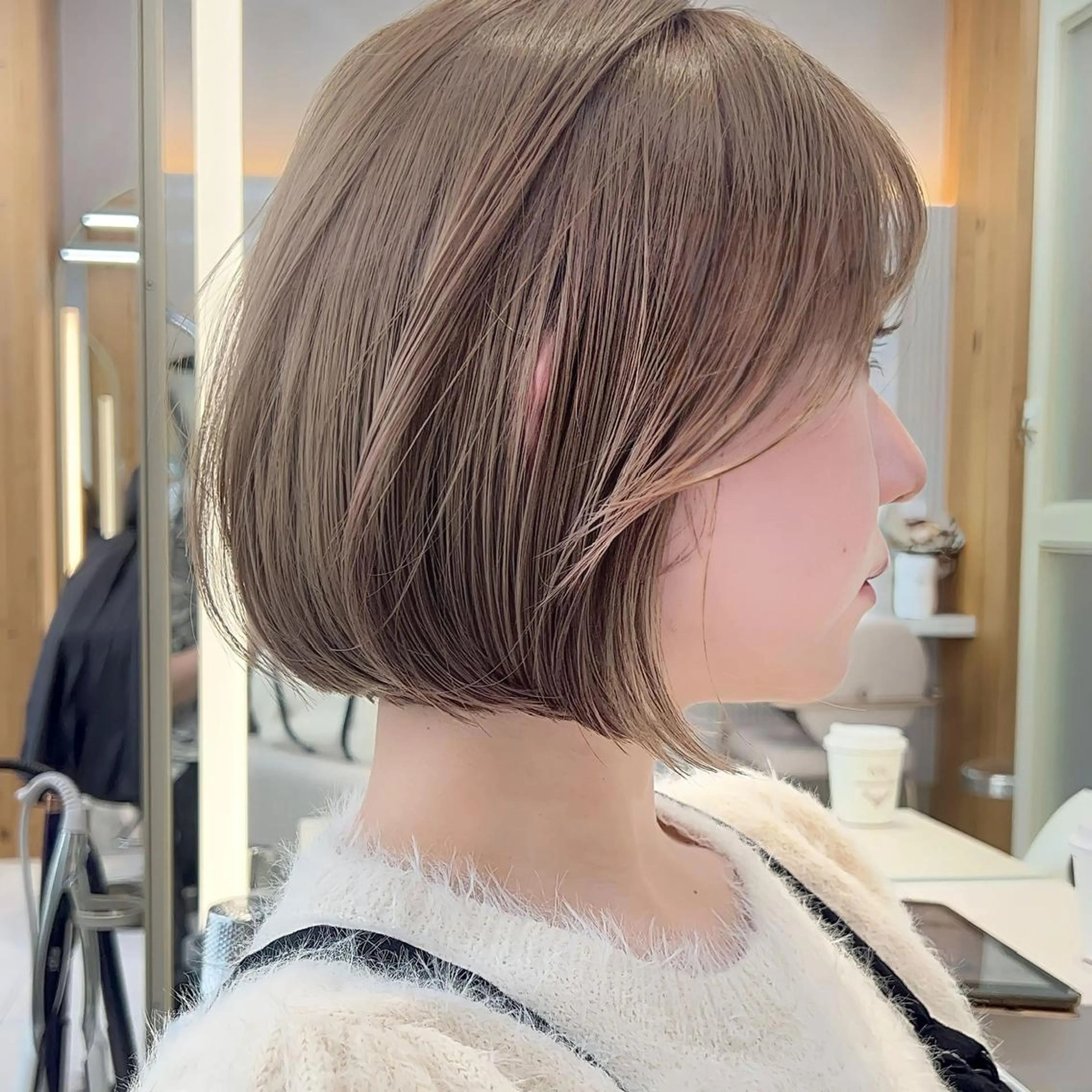 ショート カラー グレージュ ボブ ヘアカラー トリートメント ニュアンスレイヤー ハイトーンカラーのヘアスタイル
