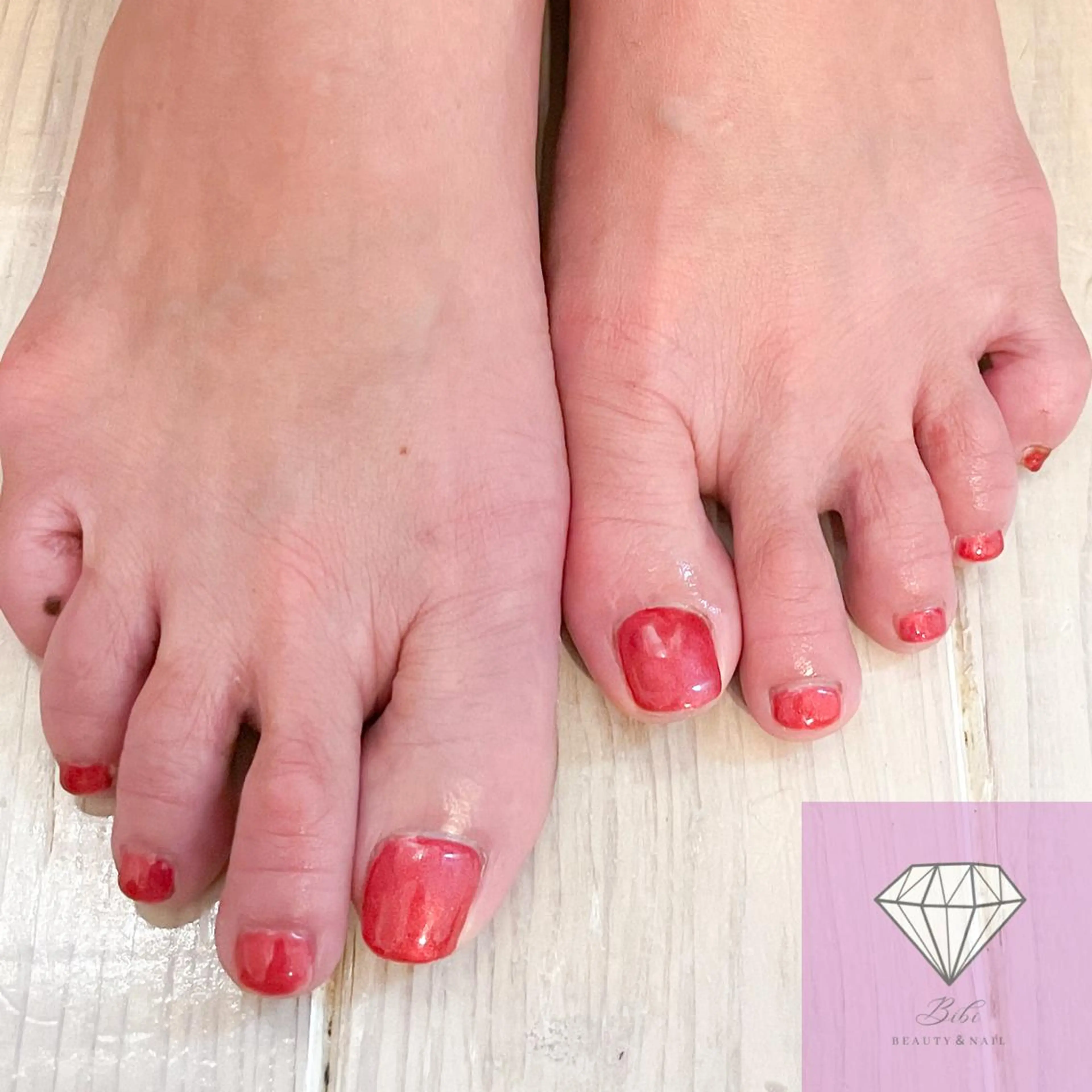 ネイル ラメ(グリッター) ワンカラーネイル 赤色 フットネイル ネイルサロン💎 Bibiのネイルデザイン