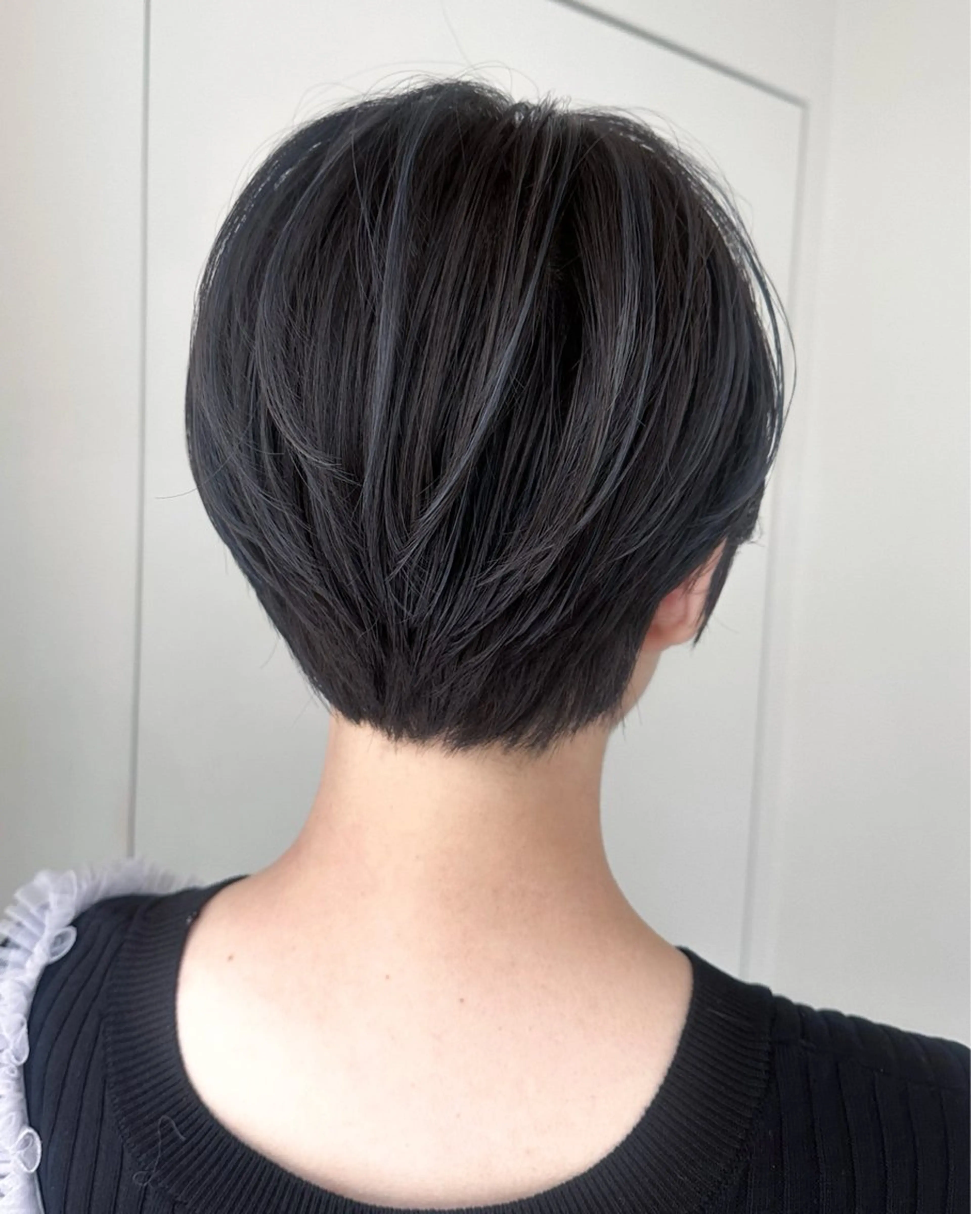 ショート カラー 黒髪 ブルーカラー ブルーブラック ハイライトカラー ハイライト 🎗️似合わせ/小顔 顔周りカット/透明感のヘアスタイル