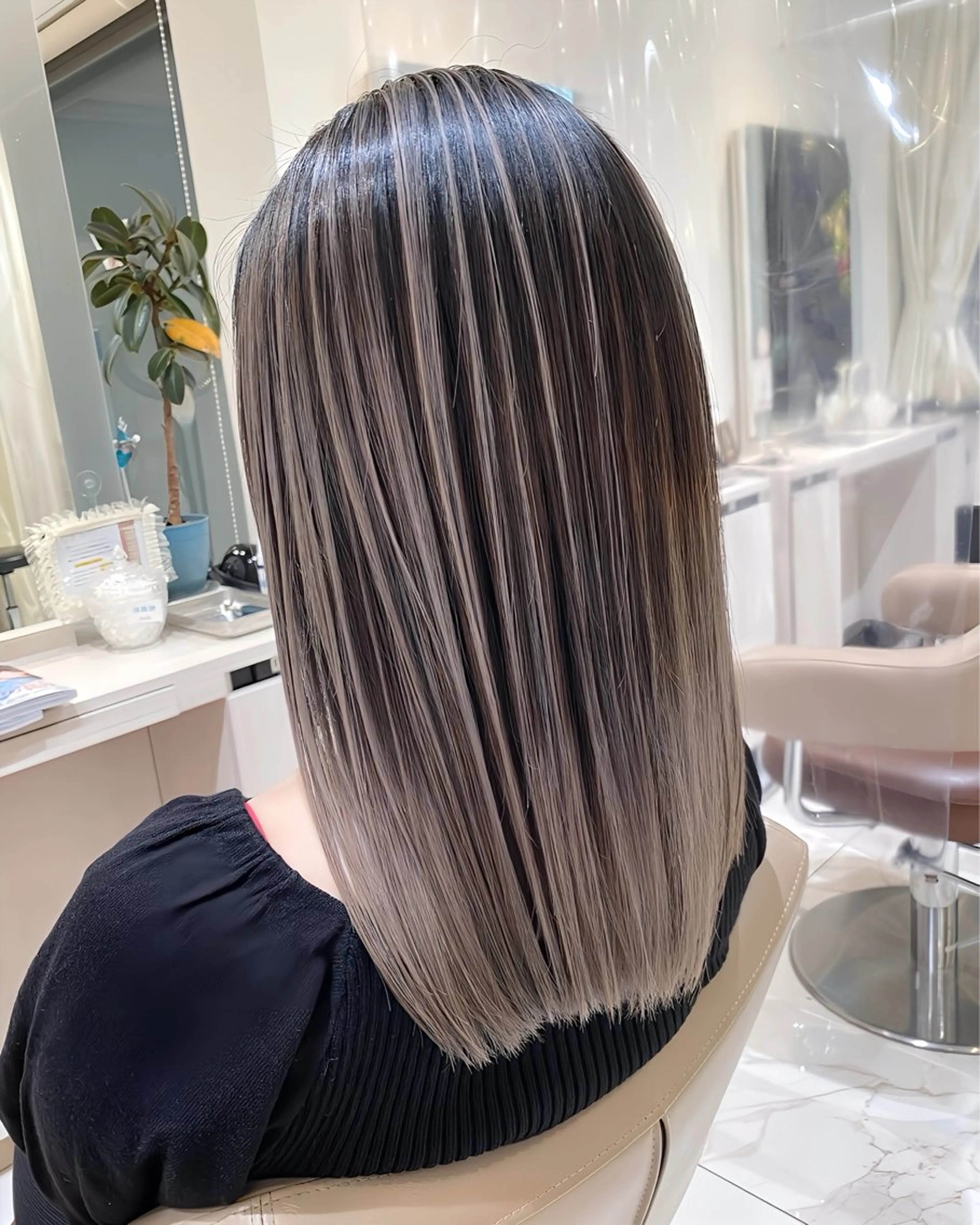 セミロング カラー バレイヤージュ ベージュカラー グレージュ ハイライトカラー ミルクティーベージュ ヘアカラー トリートメント 澤田 隆誠のヘアスタイル