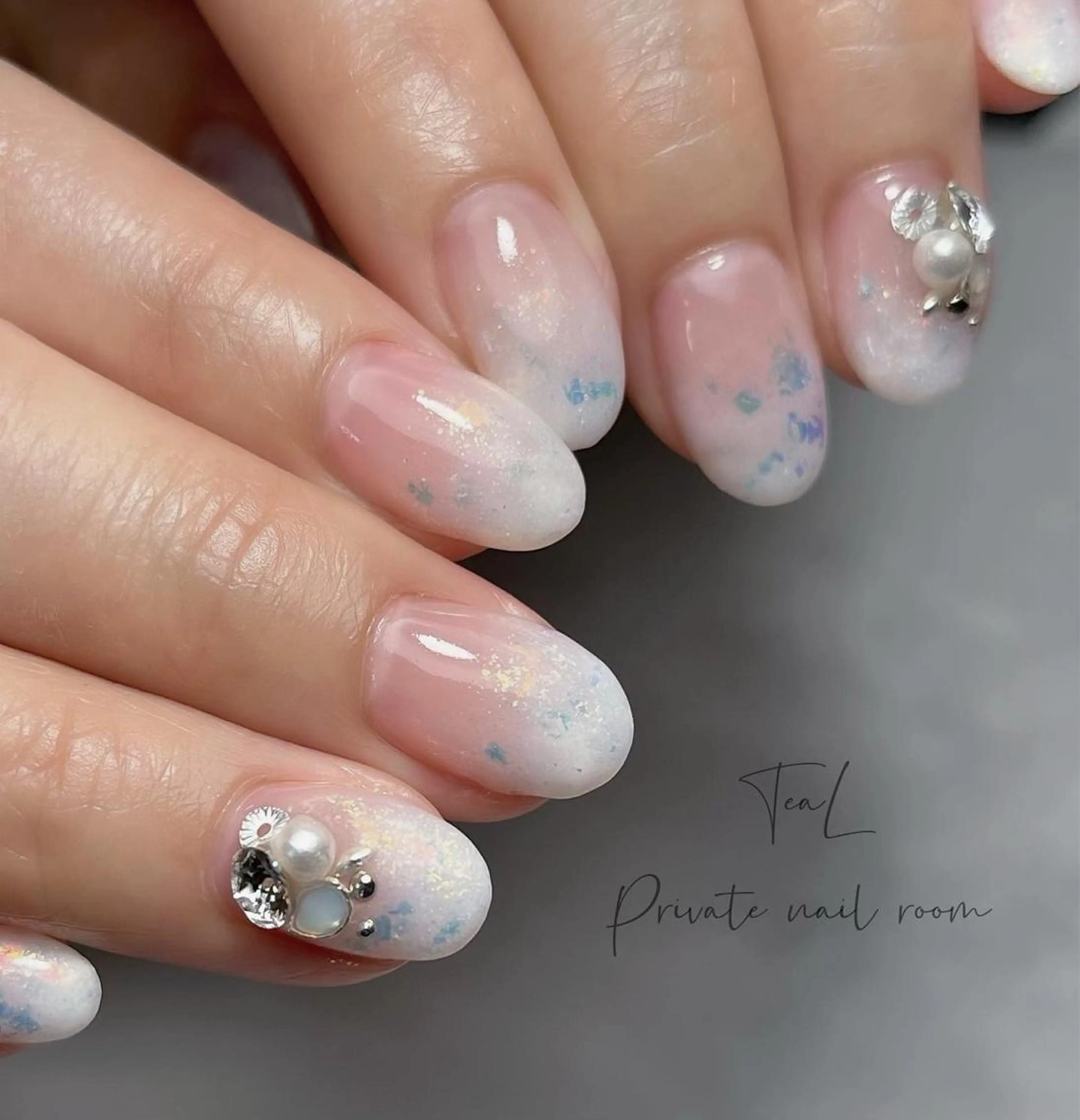 ネイル グラデーション シンプルネイル ホワイト ハンドネイル TeaL nailのネイルデザイン