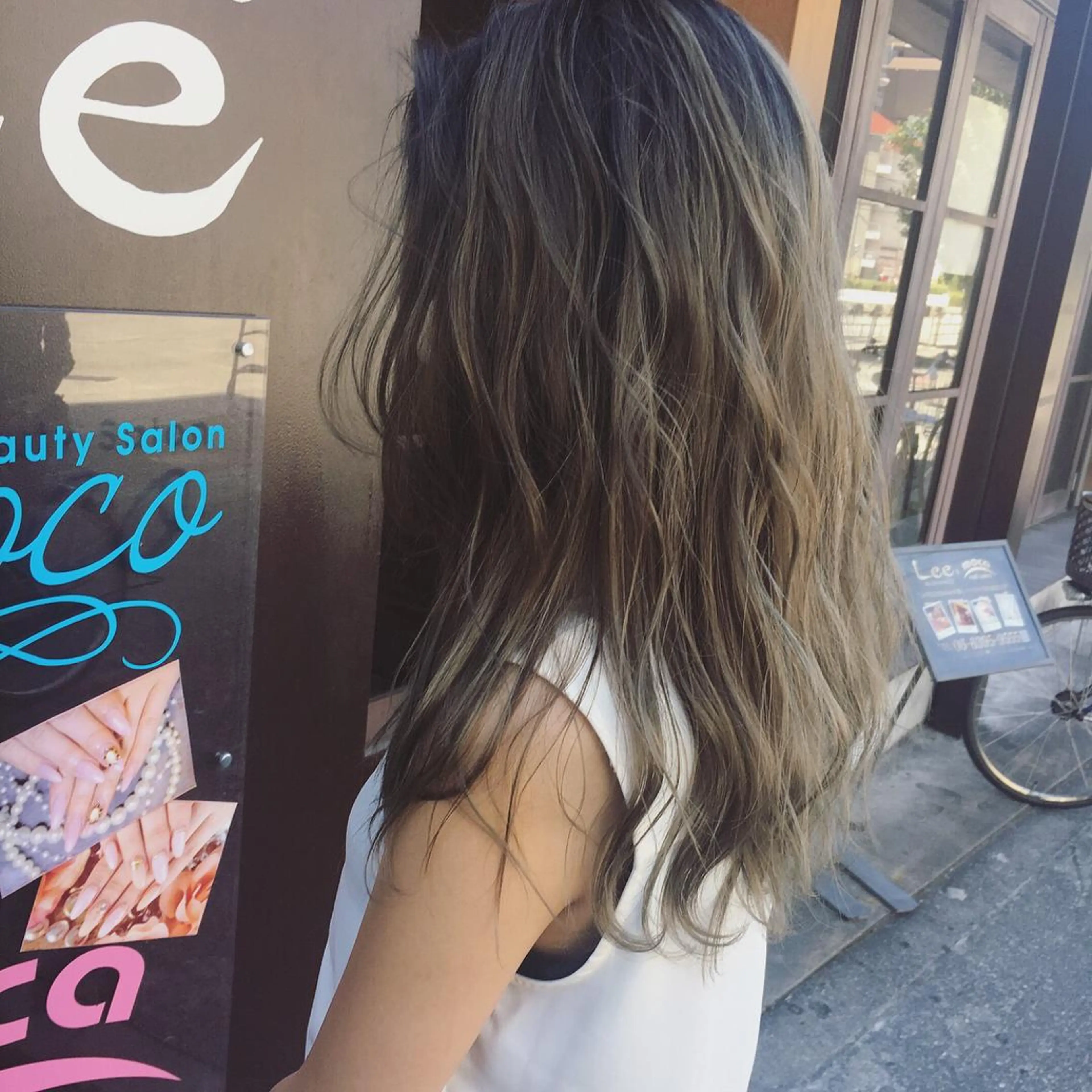 セミロング カラー ヘアアレンジ バレイヤージュ グラデーションカラー グレージュ レイヤーカット 似合わせ&美髪 池本有宏のヘアスタイル