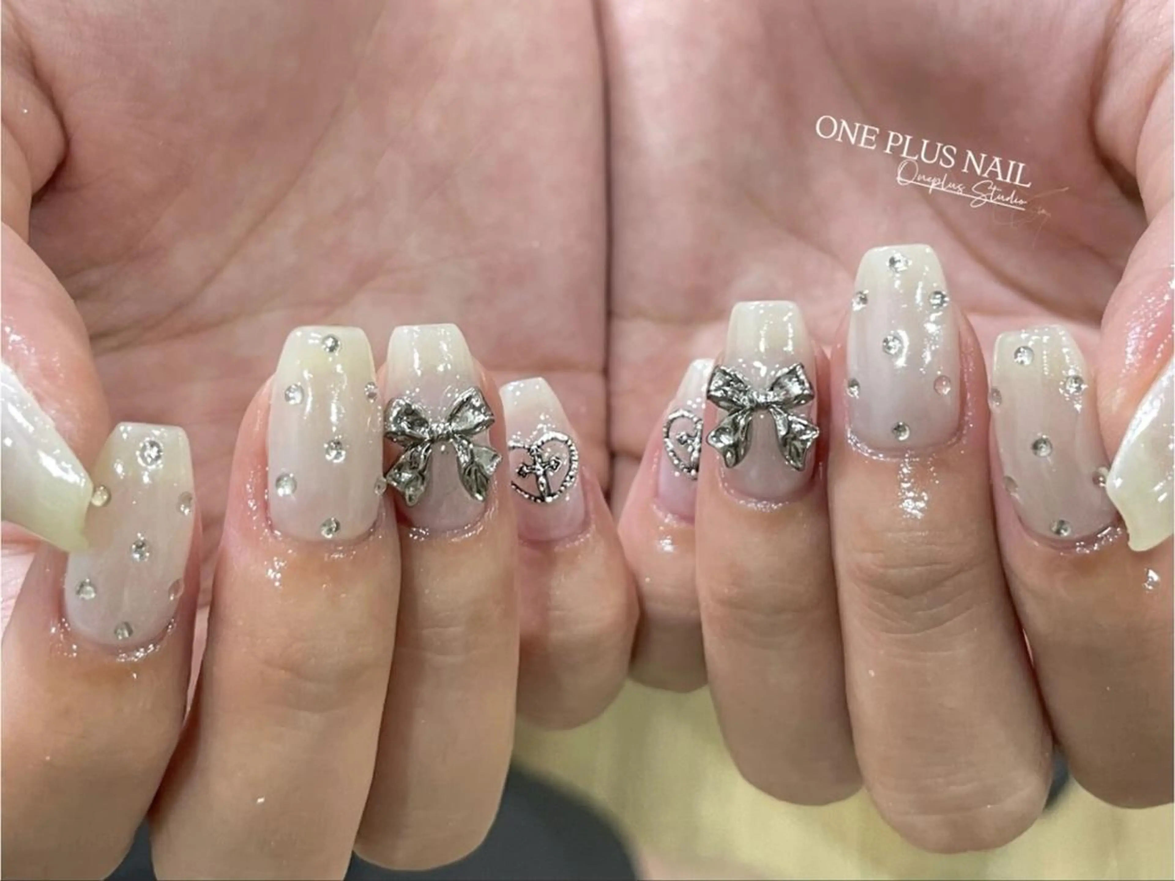 ネイル アートネイル オーロラネイル ガーリー キラキラネイル 韓国ネイル One Plus Nail Salonのネイルデザイン