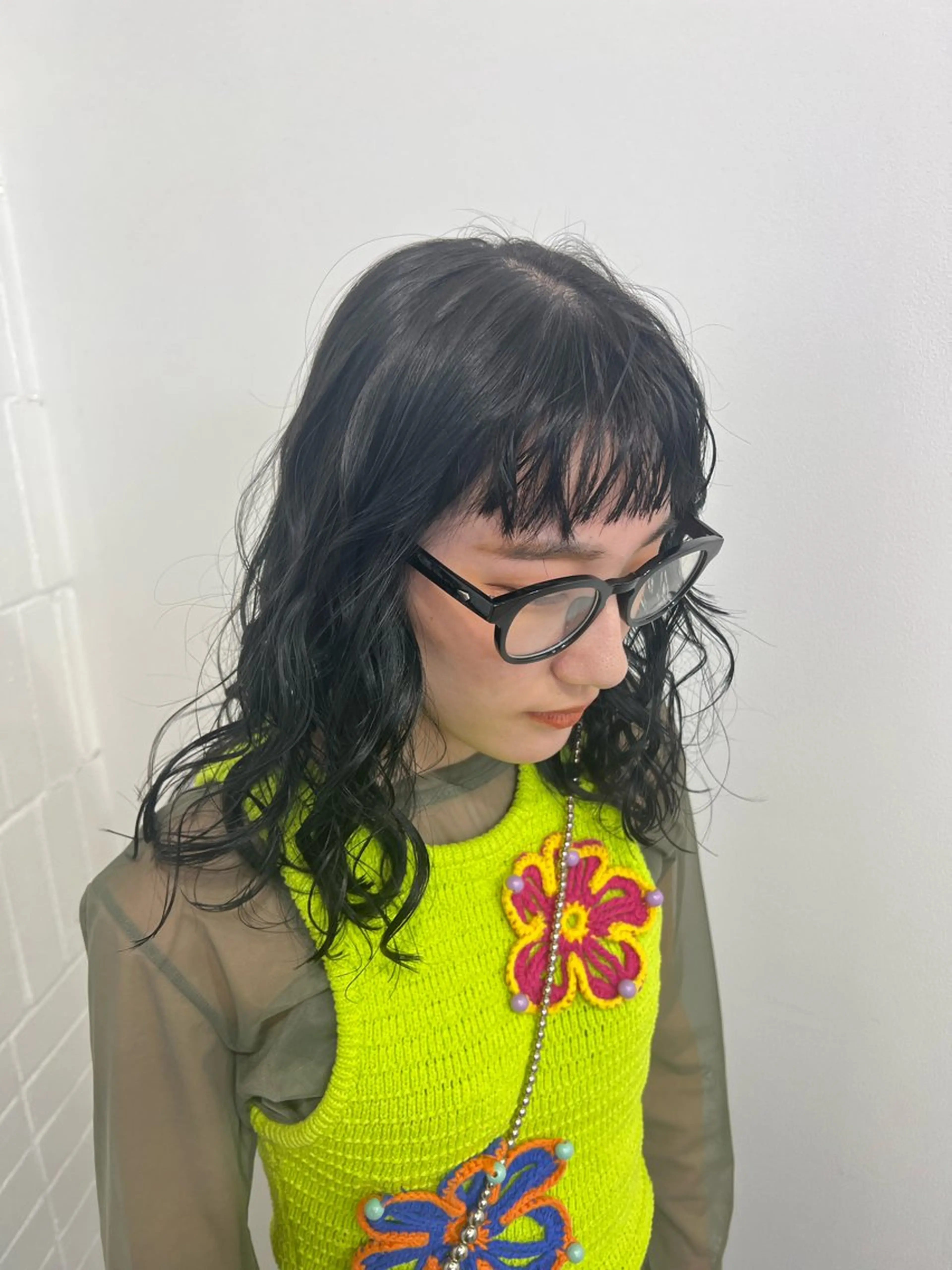 セミロング カラー ヘアアレンジ 黒髪 ブリーチ ブルーカラー ブルーブラック ダブルカラー ヘアカラー トリートメント 🌼動き×透明感🩵 ハイトーン/ナナのヘアスタイル