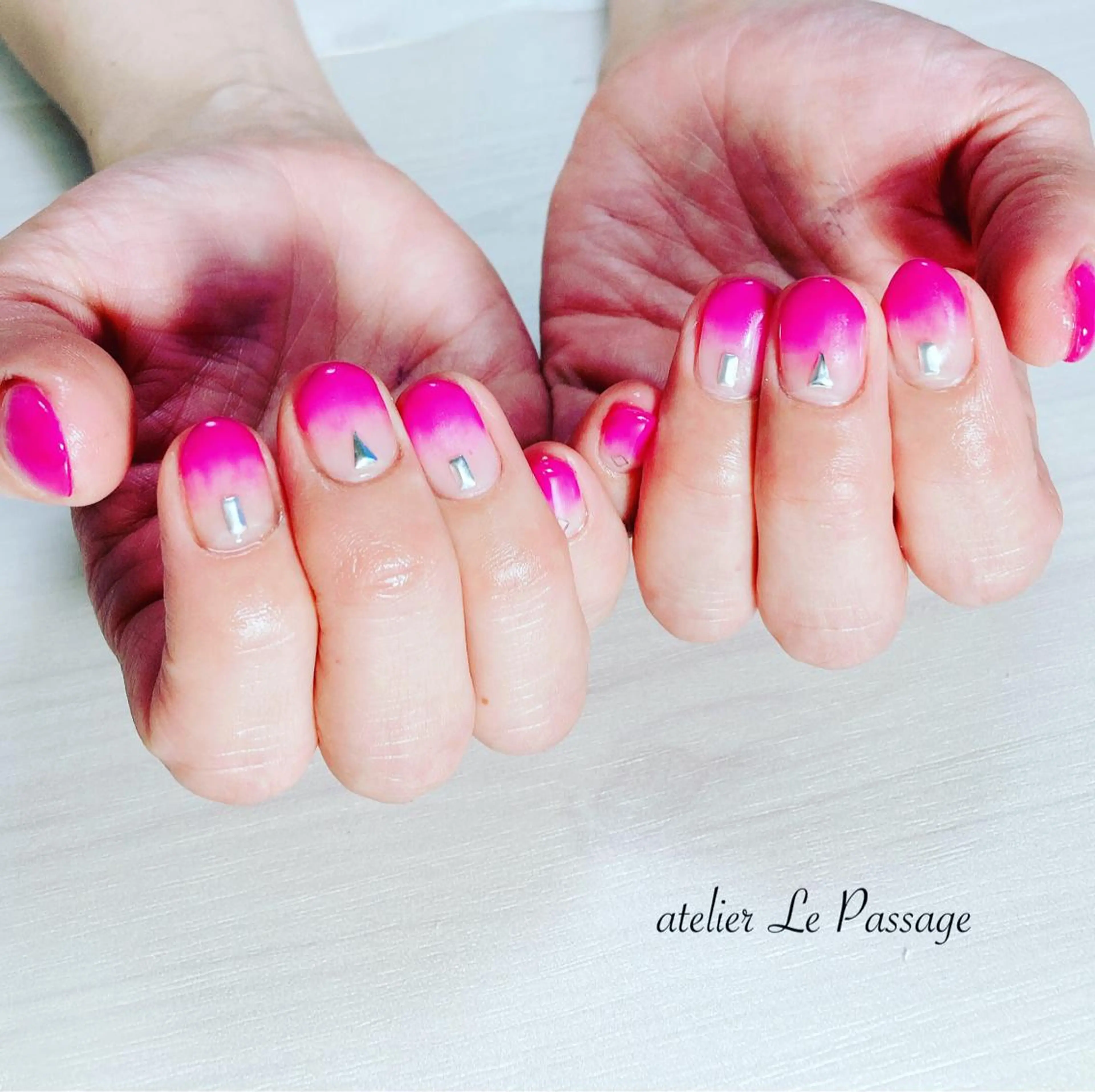 ネイル ジェルネイル グラデーション オフィスネイル ワンカラーネイル パラジェル Atelier Le Passage所属・h nakatsukaのネイルデザイン