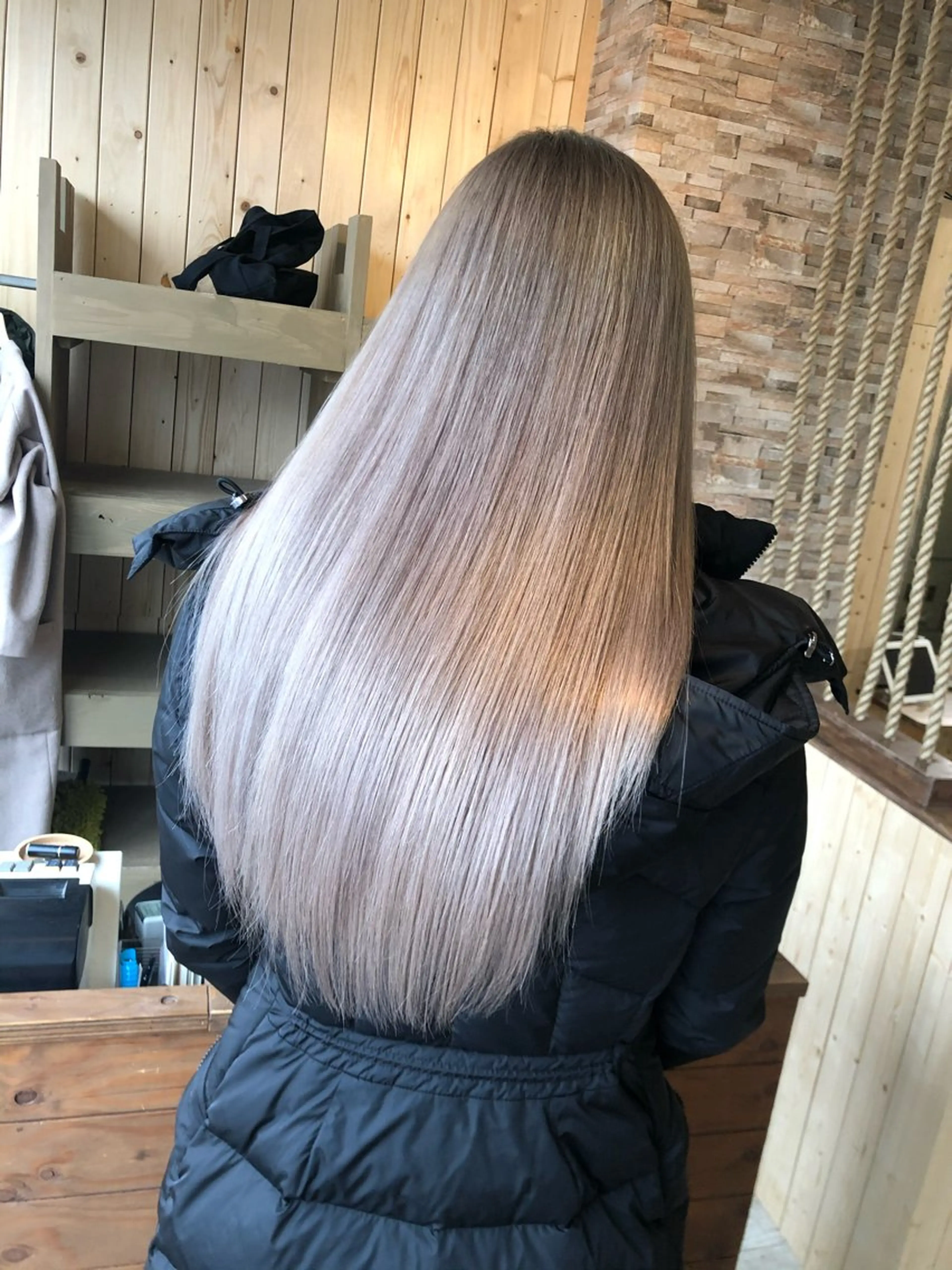 【✨周りと差がつく垢抜けカラー】ケアブリーチ＋透明感カラー ＋カット¥14,240の写真