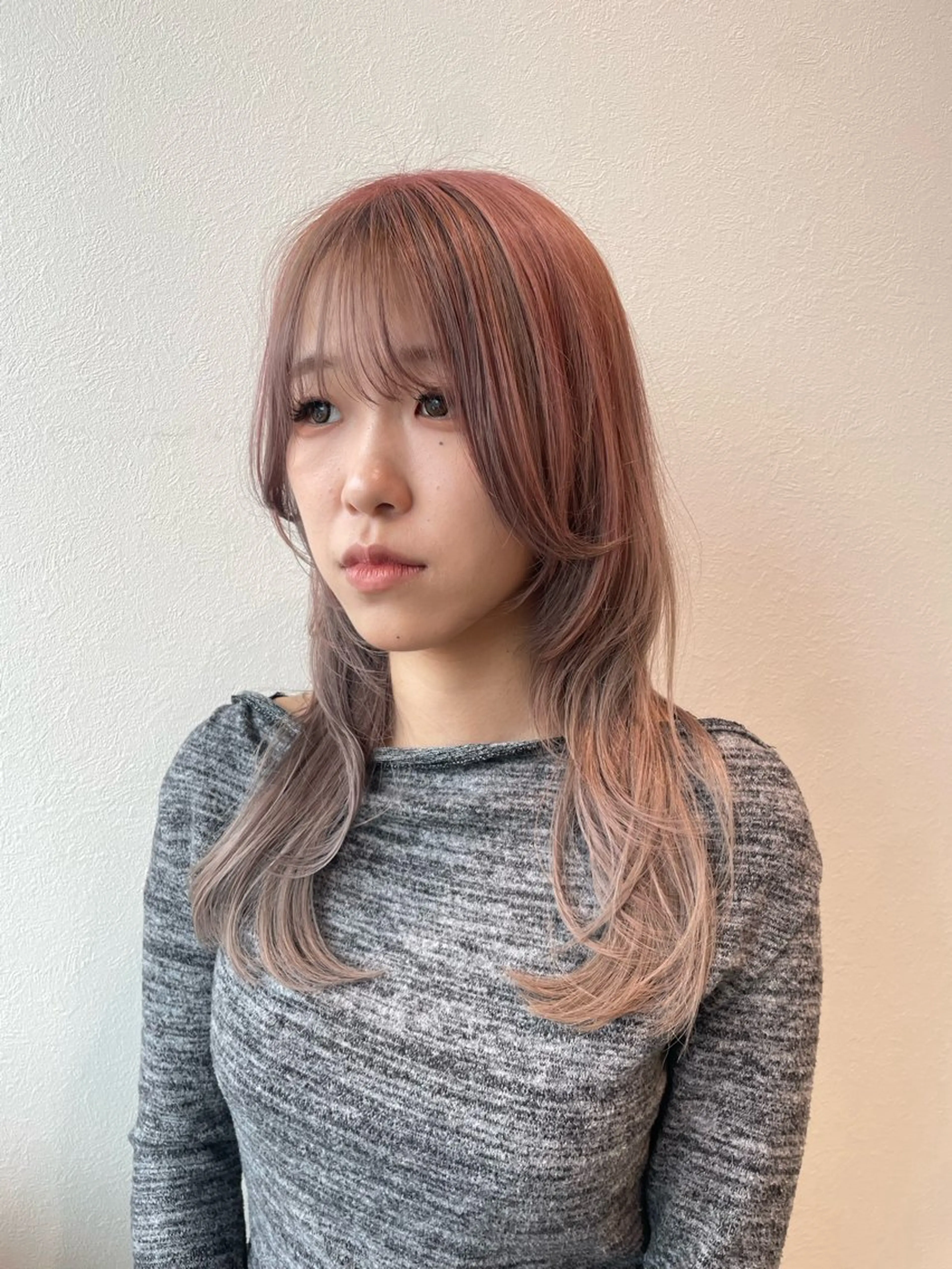 セミロング カラー ブリーチ ピンクカラー ヘアカラー 長岡 香澄のヘアスタイル