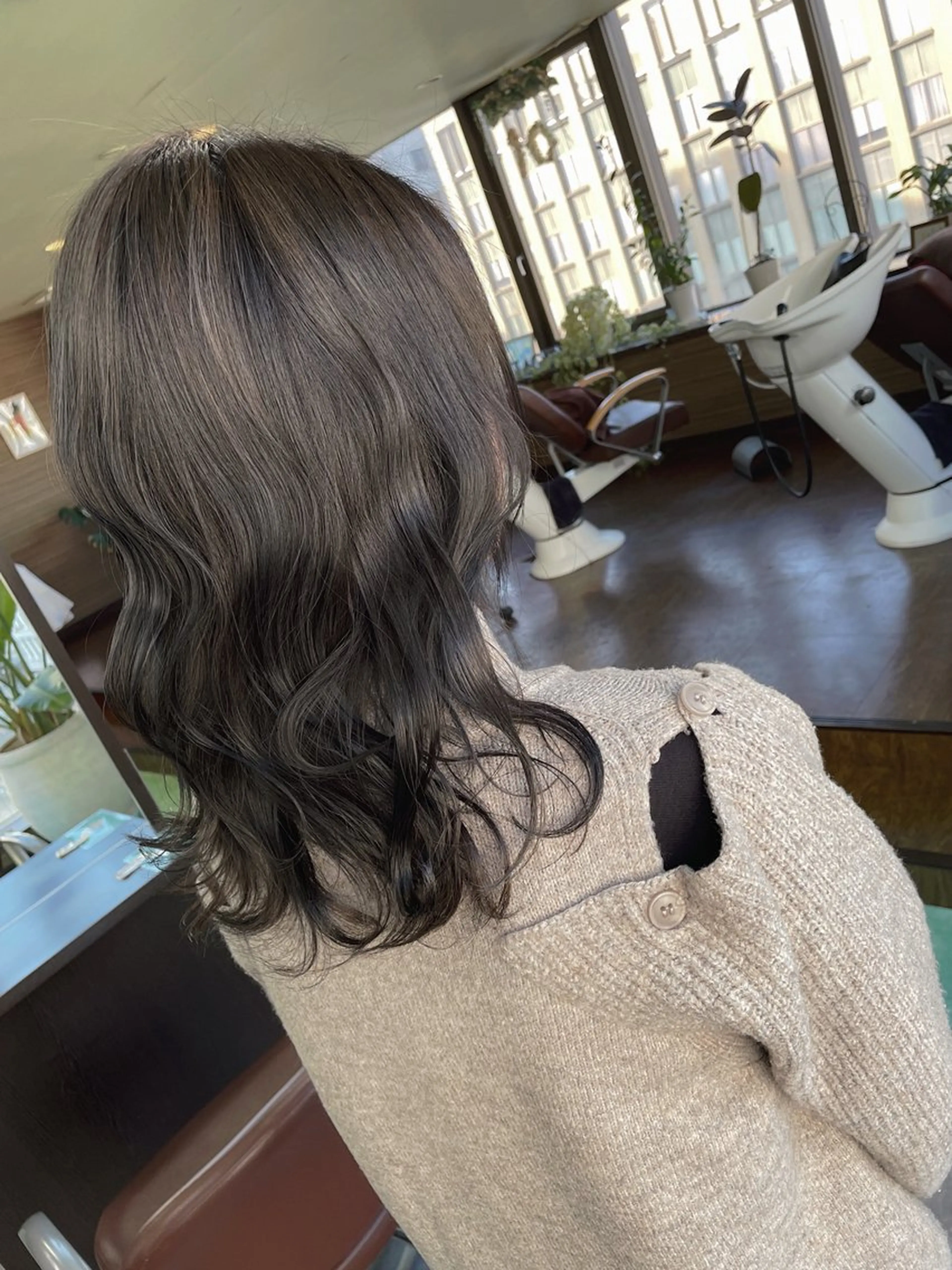 ミディアム カラー アッシュ 外ハネヘア ウルフカット カット ヘアカラー 土居 正季のヘアスタイル