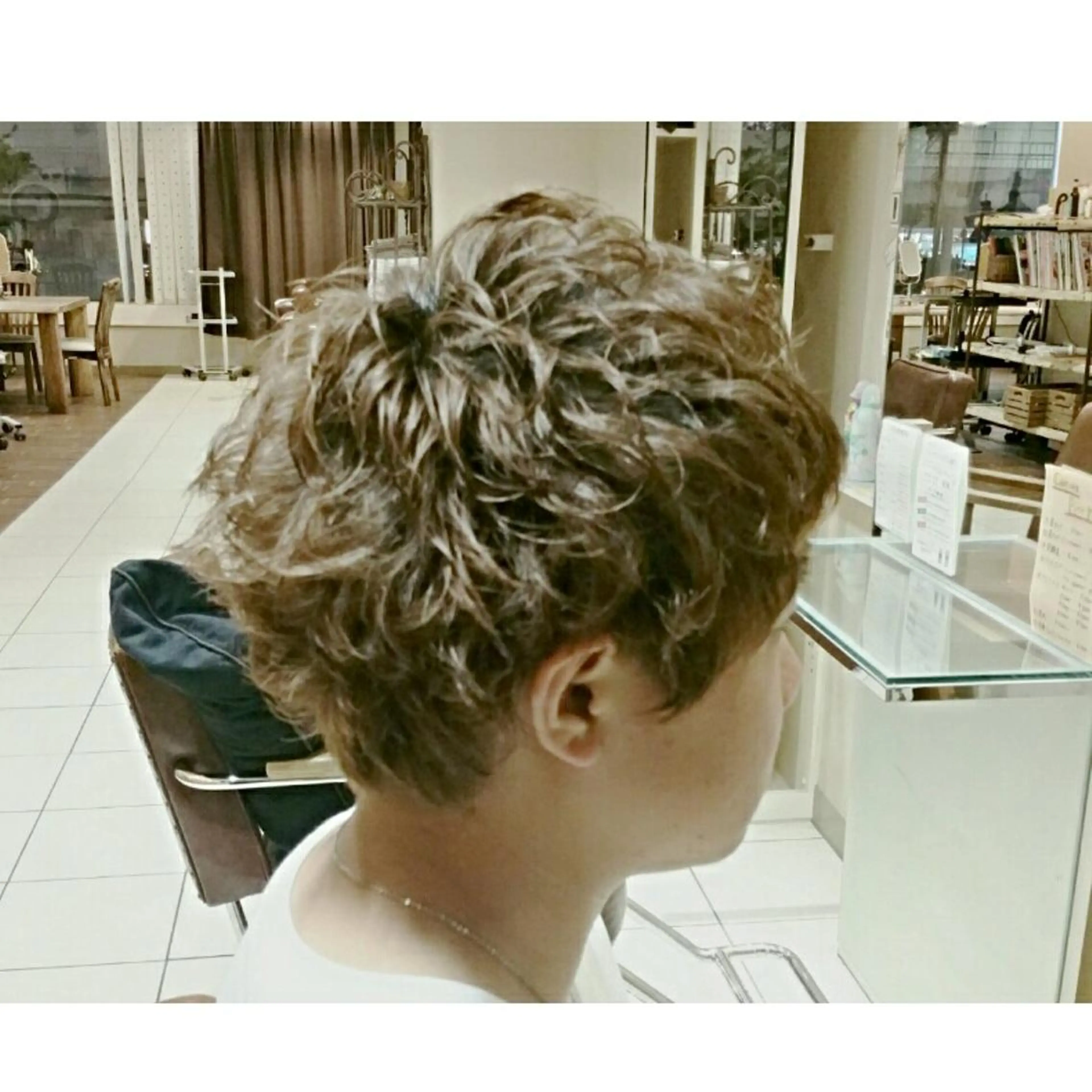 カラー パーマ メンズ ショート メンズパーマ ショートヘア💫 ハイトーン西田拓馬のヘアスタイル