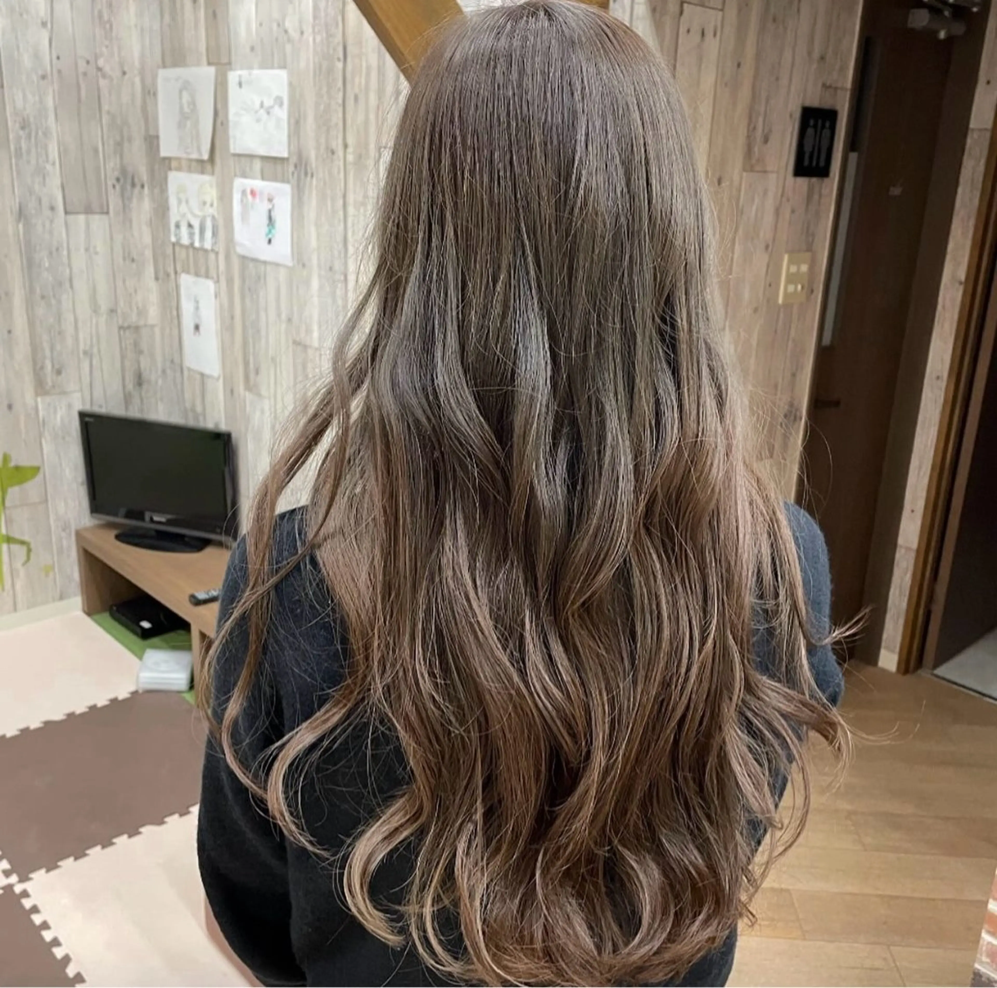 ロング カラー グラデーションカラー ヘアカラー シミズ カエデ🍁のヘアスタイル