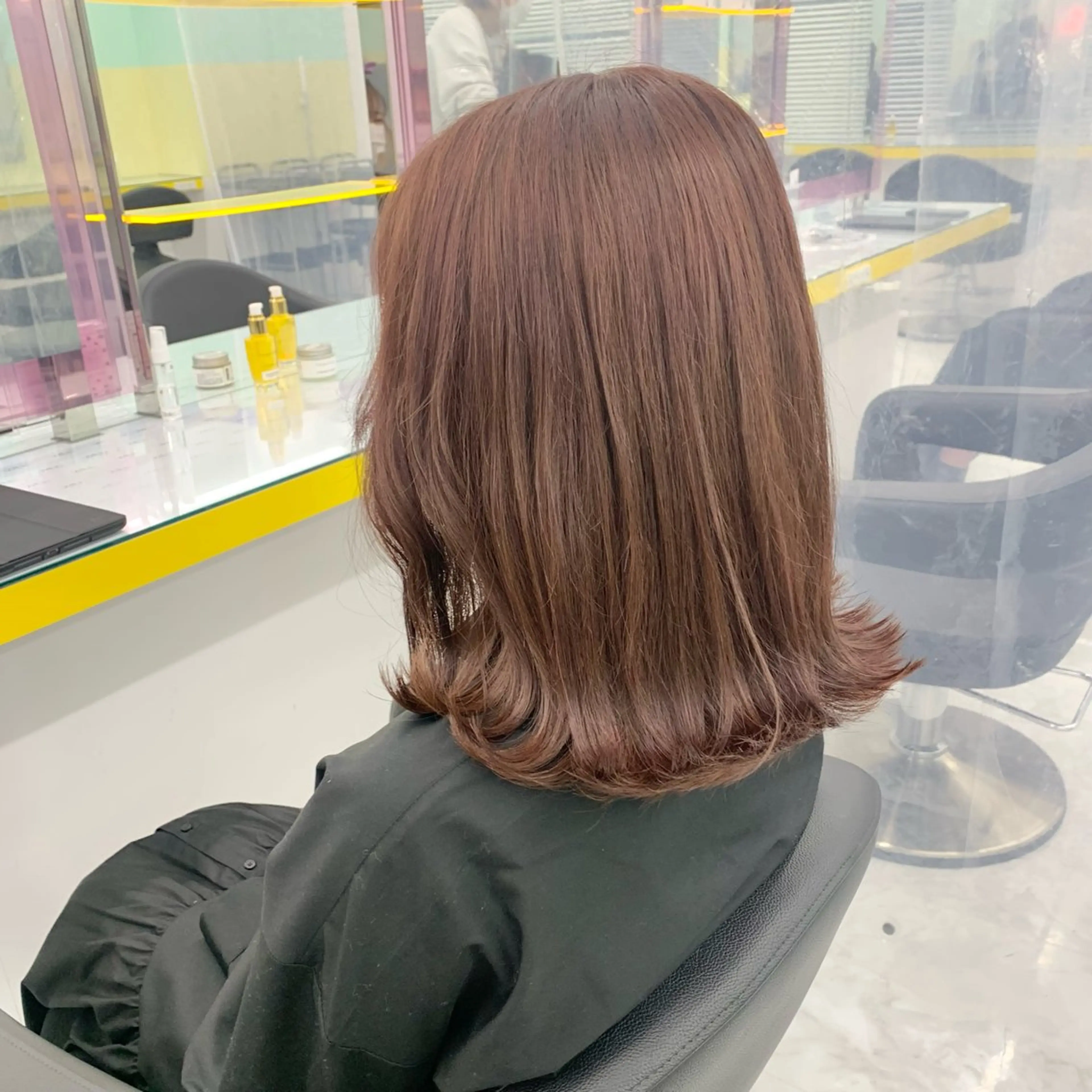 ミディアム カラー ヘアアレンジ ベージュカラー ミルクティーベージュ ヘアカラー パーマ トリートメント ヘッドスパ ヘアセット 顔まわりカット の達人のヘアスタイル