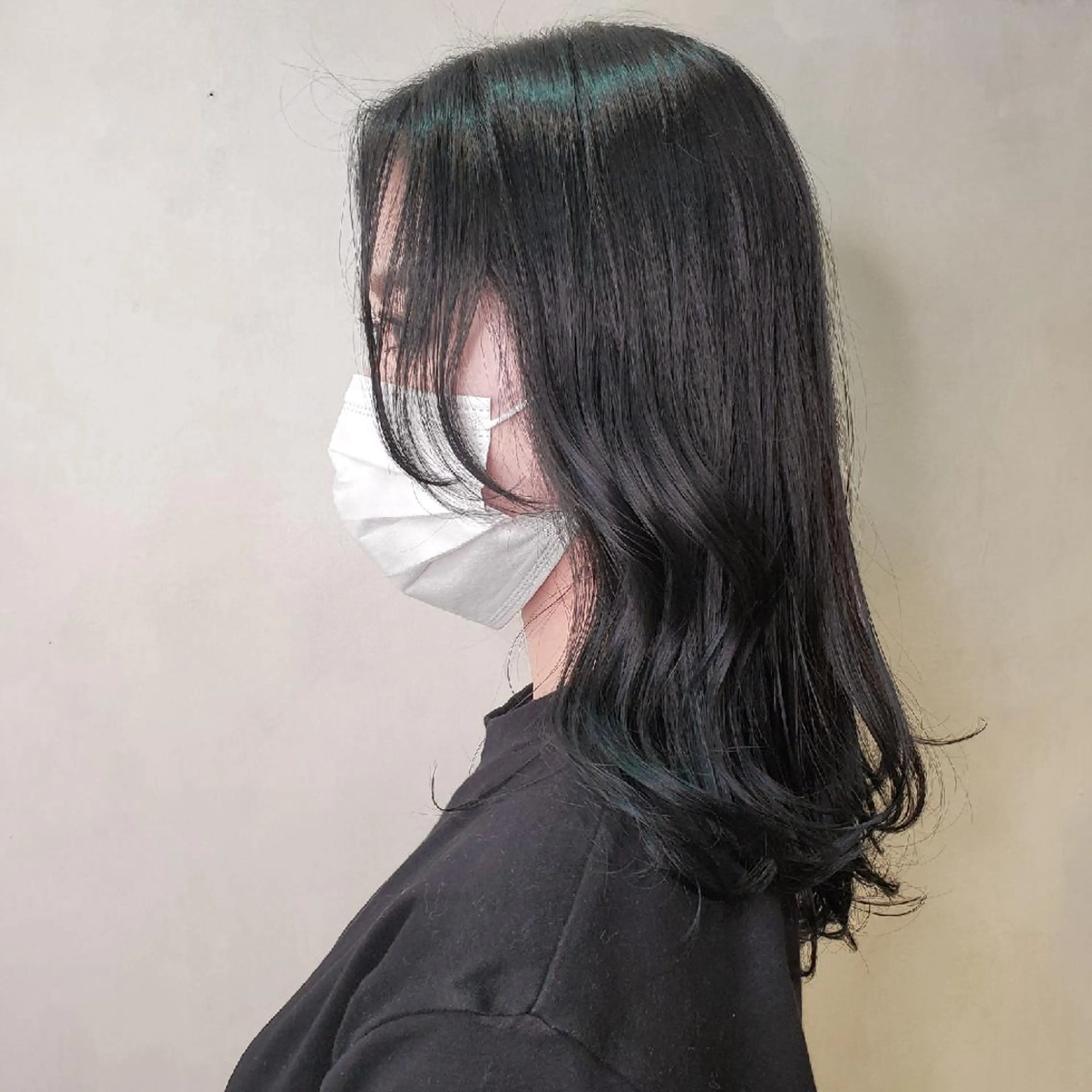 ミディアム カラー 黒髪 ブルーカラー ブルーブラック 透明感カラー 顔周りカット 韓国レイヤー suzuのヘアスタイル