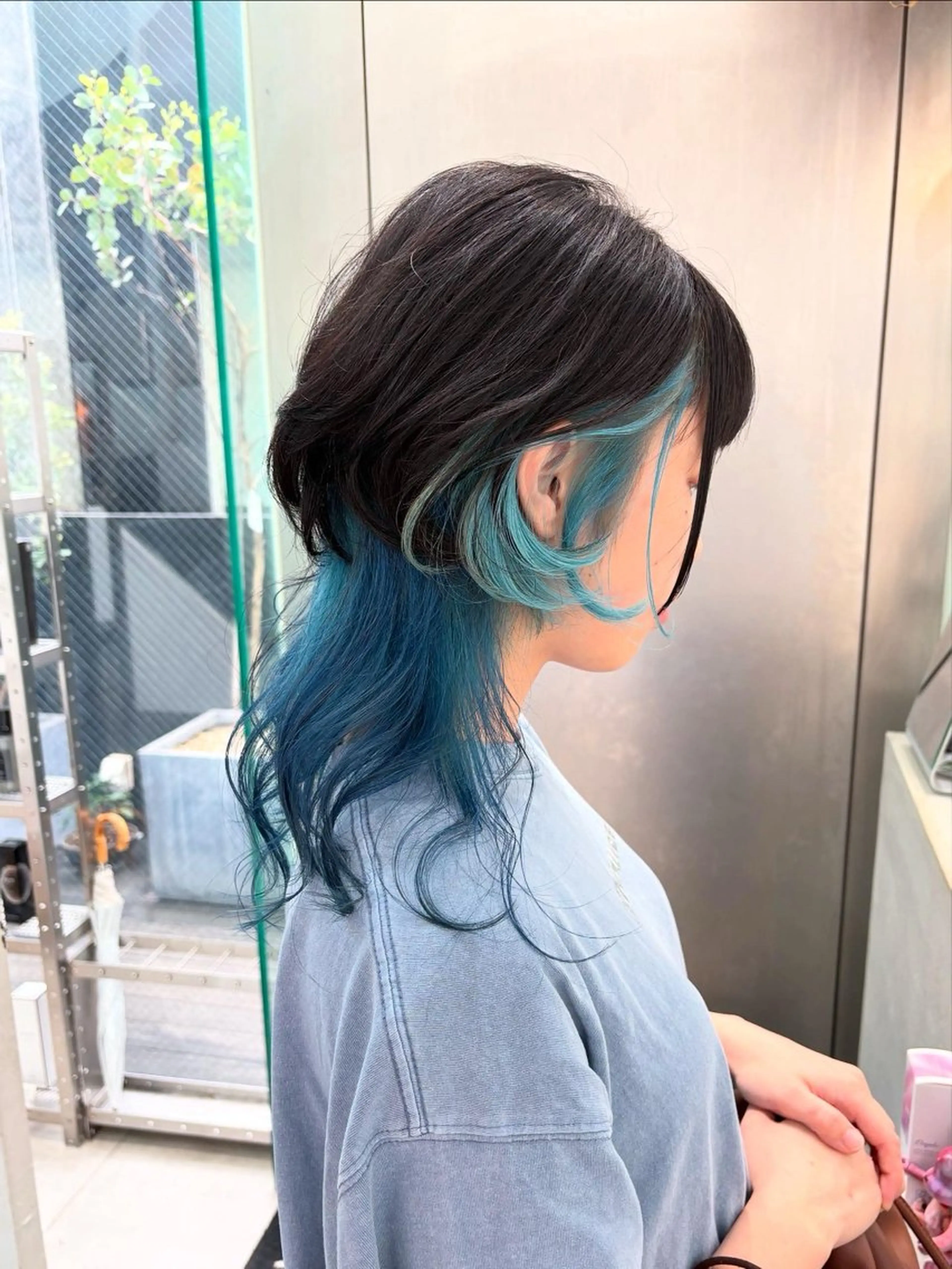セミロング カラー ブリーチ グラデーションカラー インナーカラー ウルフカット ヘアカラー トリートメント インナーカラー/天神 ブリーチ/吉田のヘアスタイル