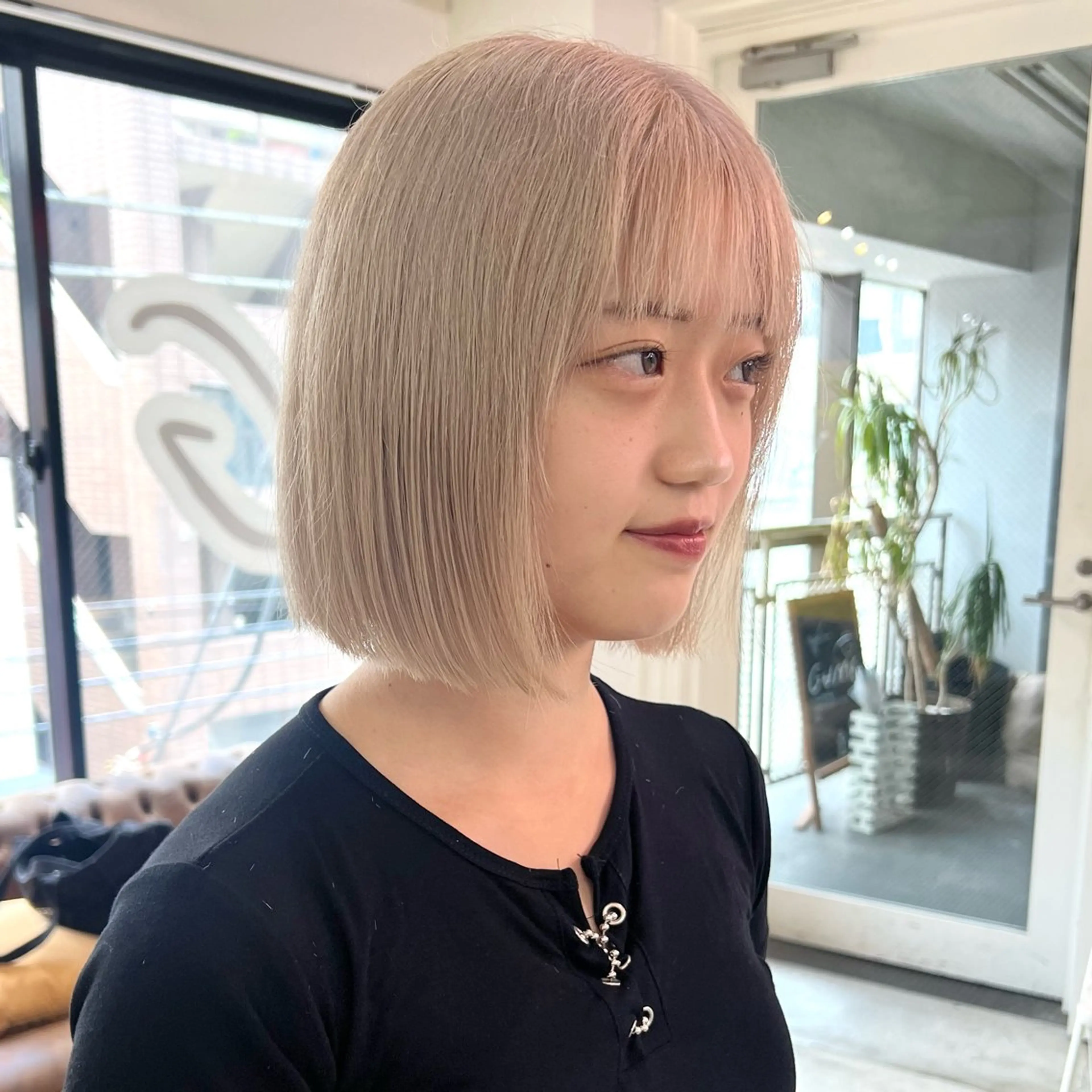 ショート カラー パーマ ヘアアレンジ カット ヘアカラー 🧨ブリーチー×ボブ レイヤー💎じゅえるのヘアスタイル