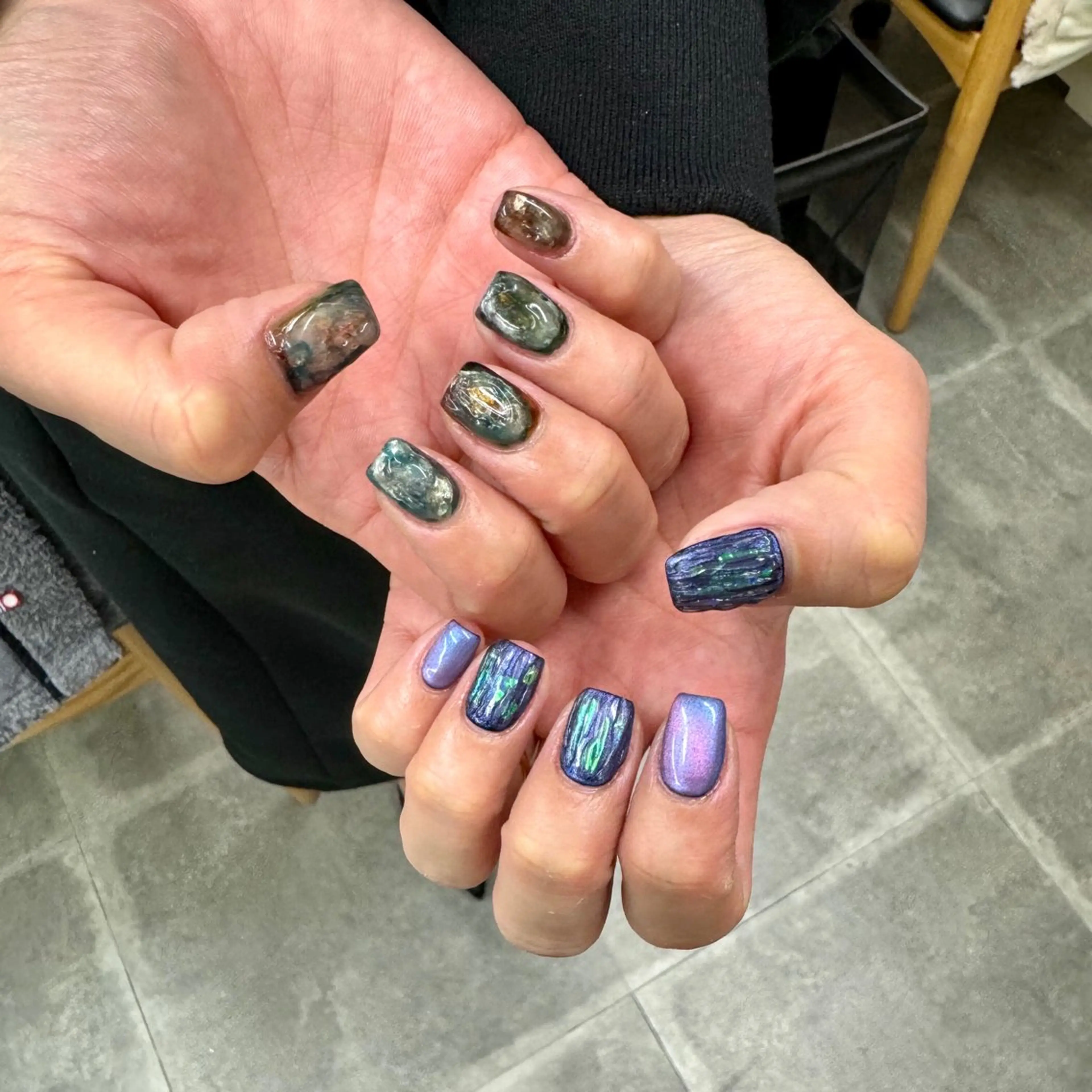 ネイル アートネイル べっ甲ネイル ジェルネイル グリーン キラキラネイル nailstudio eviz新宿店のネイルデザイン