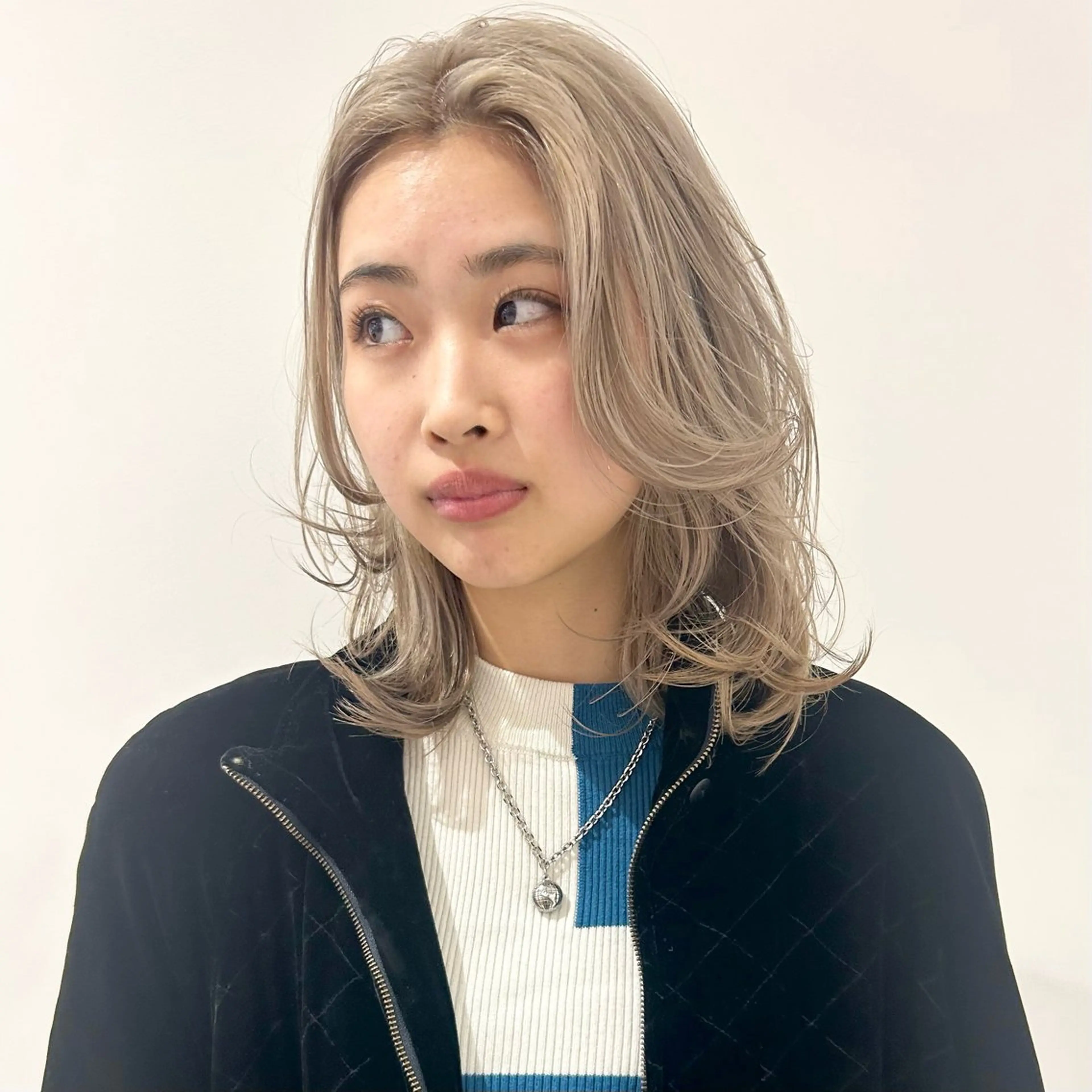 ミディアム カラー ベージュカラー ブリーチ ホワイトベージュ カット ヘアカラー トリートメント ブリーチ/Wカラー パーマ/似合せカットのヘアスタイル