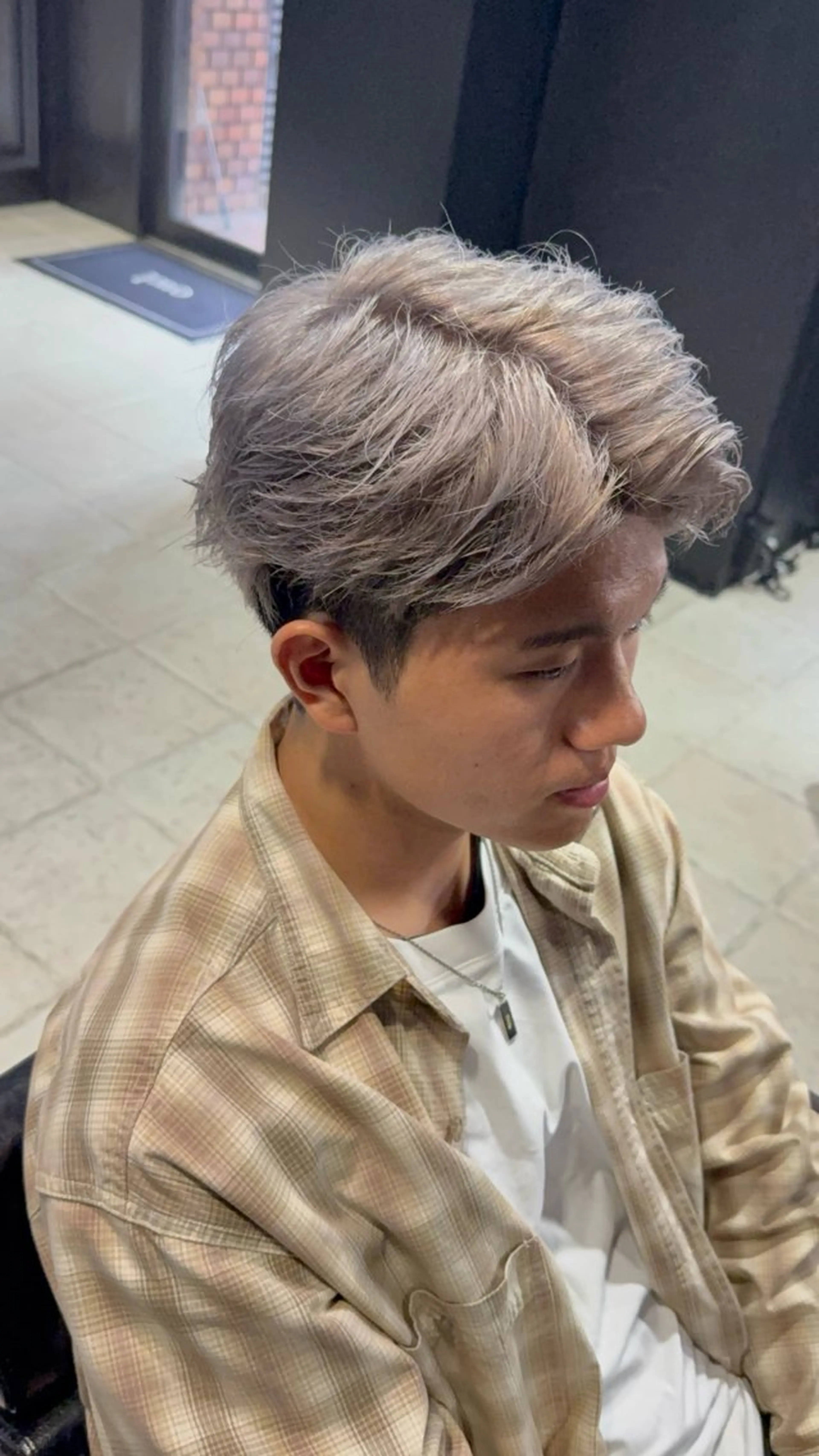 ショート カラー メンズ アップバング メンズブリーチ ブリーチ シルバー ショートヘア カット ヘアカラー 難波/メンズウルフ・ フェザーパーマ鶴田文のヘアスタイル