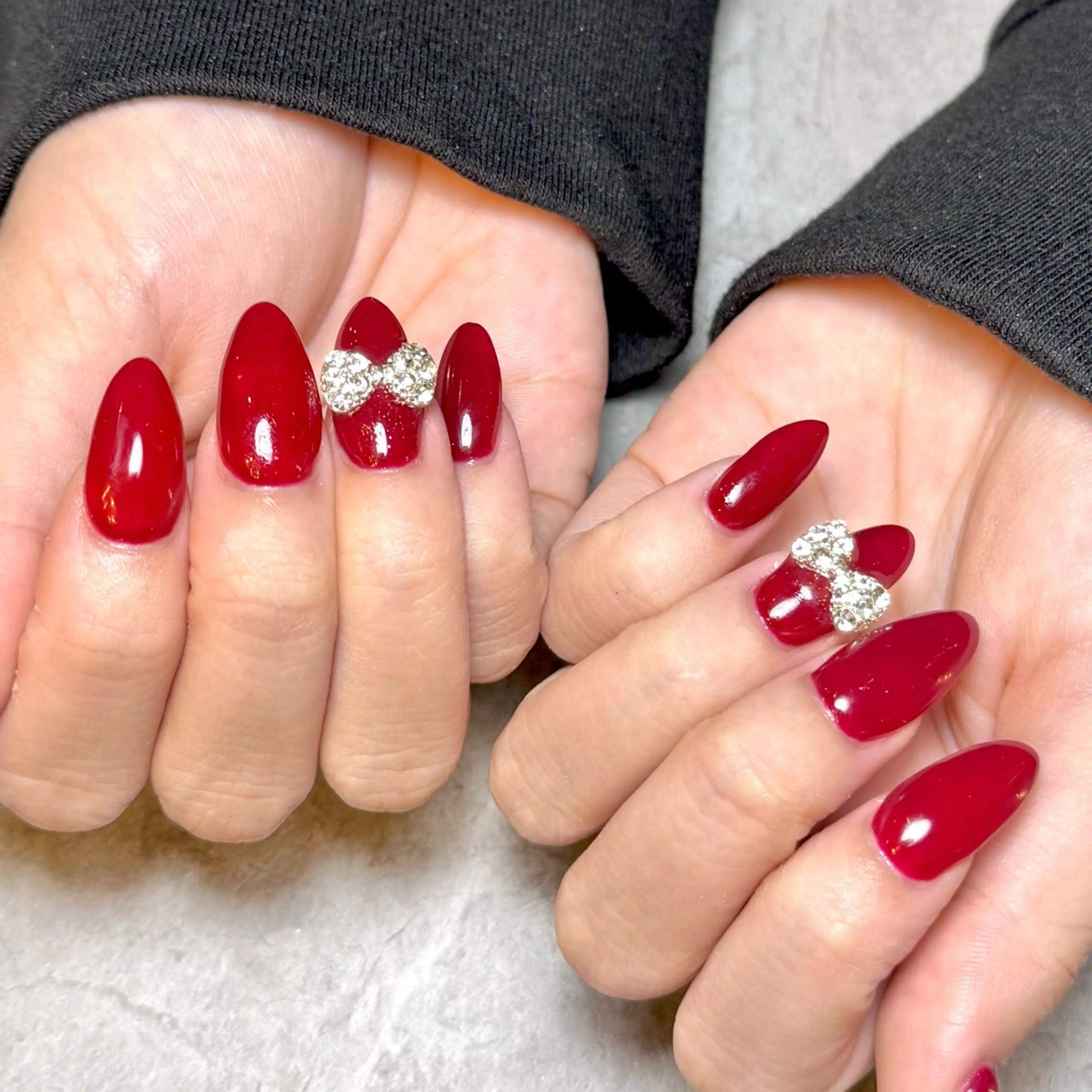 ネイル キラキラネイル ワンカラーネイル 赤色 リボン バレンタイン ハンドネイル Nail Salon Lillion【リリオン】所属・lillion karenのネイルデザイン