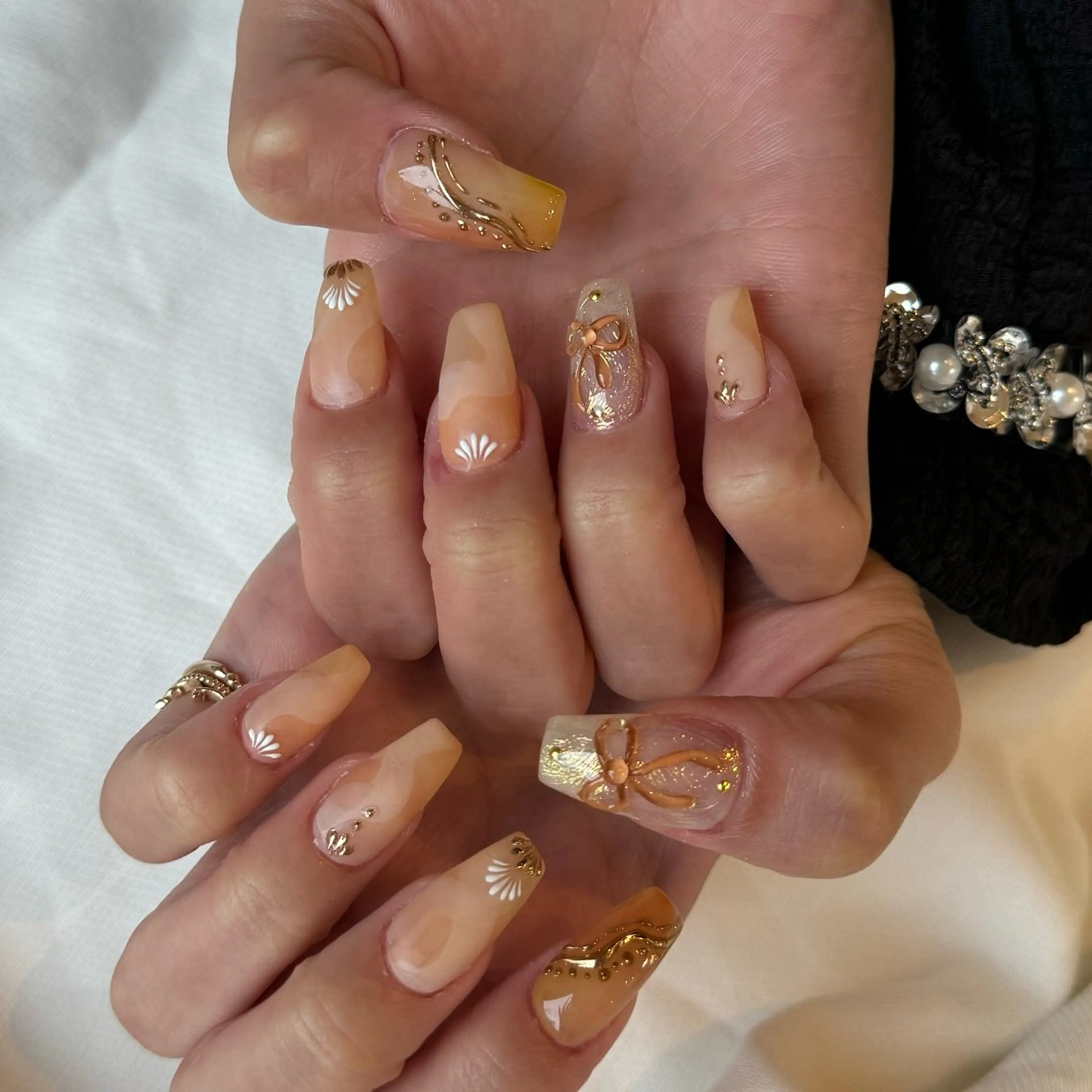 ネイル キラキラネイル マットネイル ニュアンスネイル オレンジ リボン ハンドネイル chipieee MAIKAのネイルデザイン