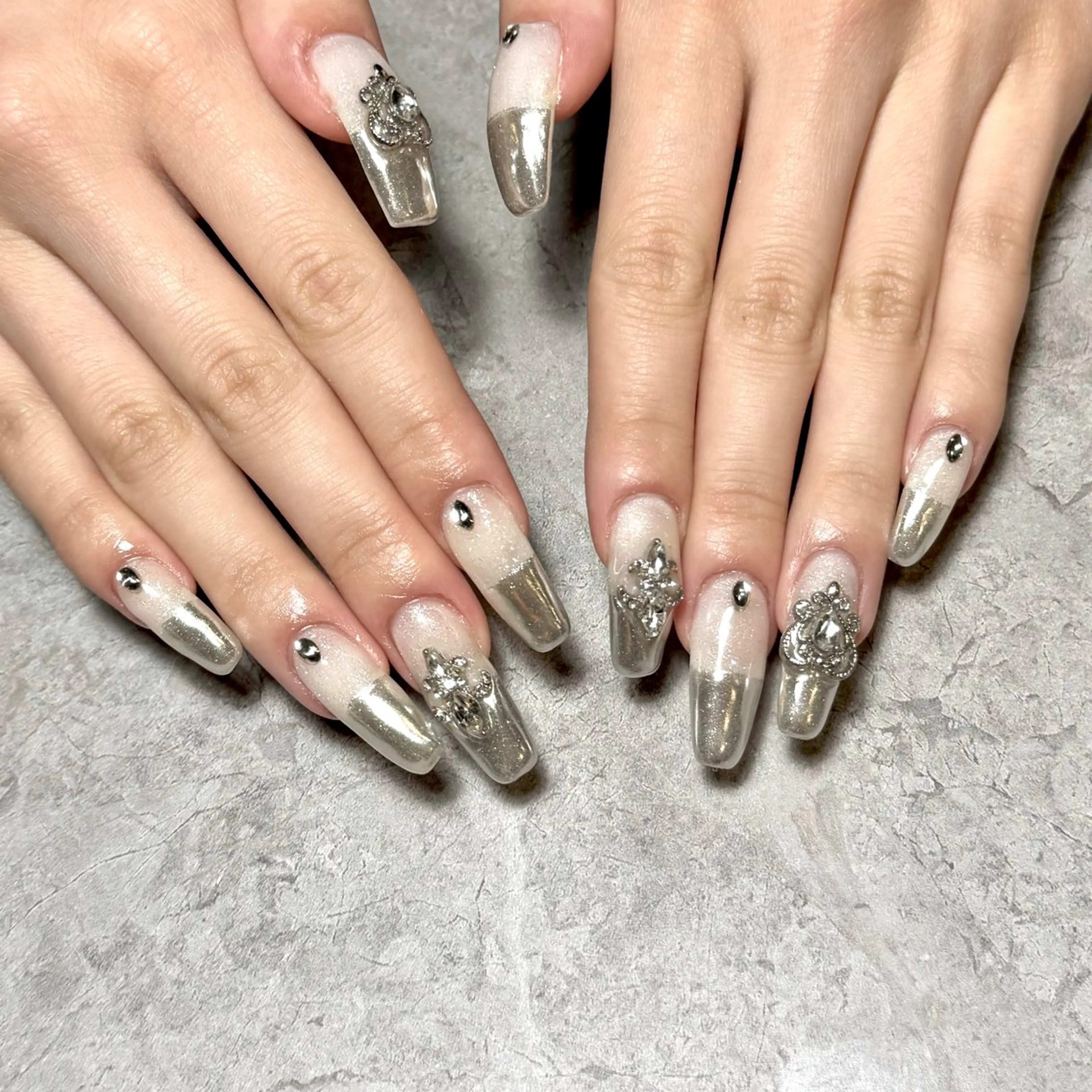 ネイル フレンチネイル キラキラネイル ミラーネイル シルバー スクエアネイル ハンドネイル Nail Salon Lillion【リリオン】所属・lillion karenのネイルデザイン