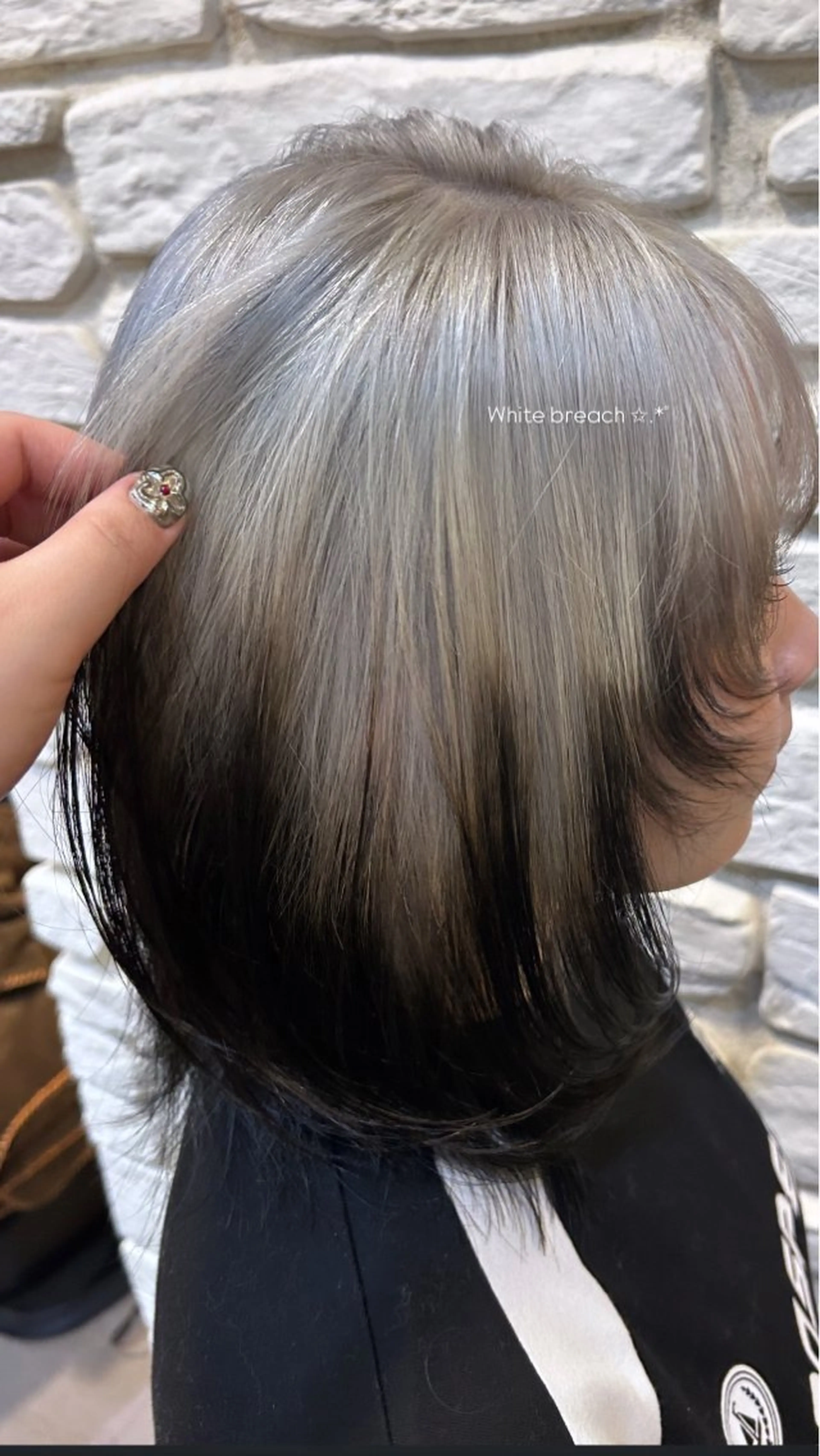 ミディアム カラー 赤堀 凪咲のヘアスタイル