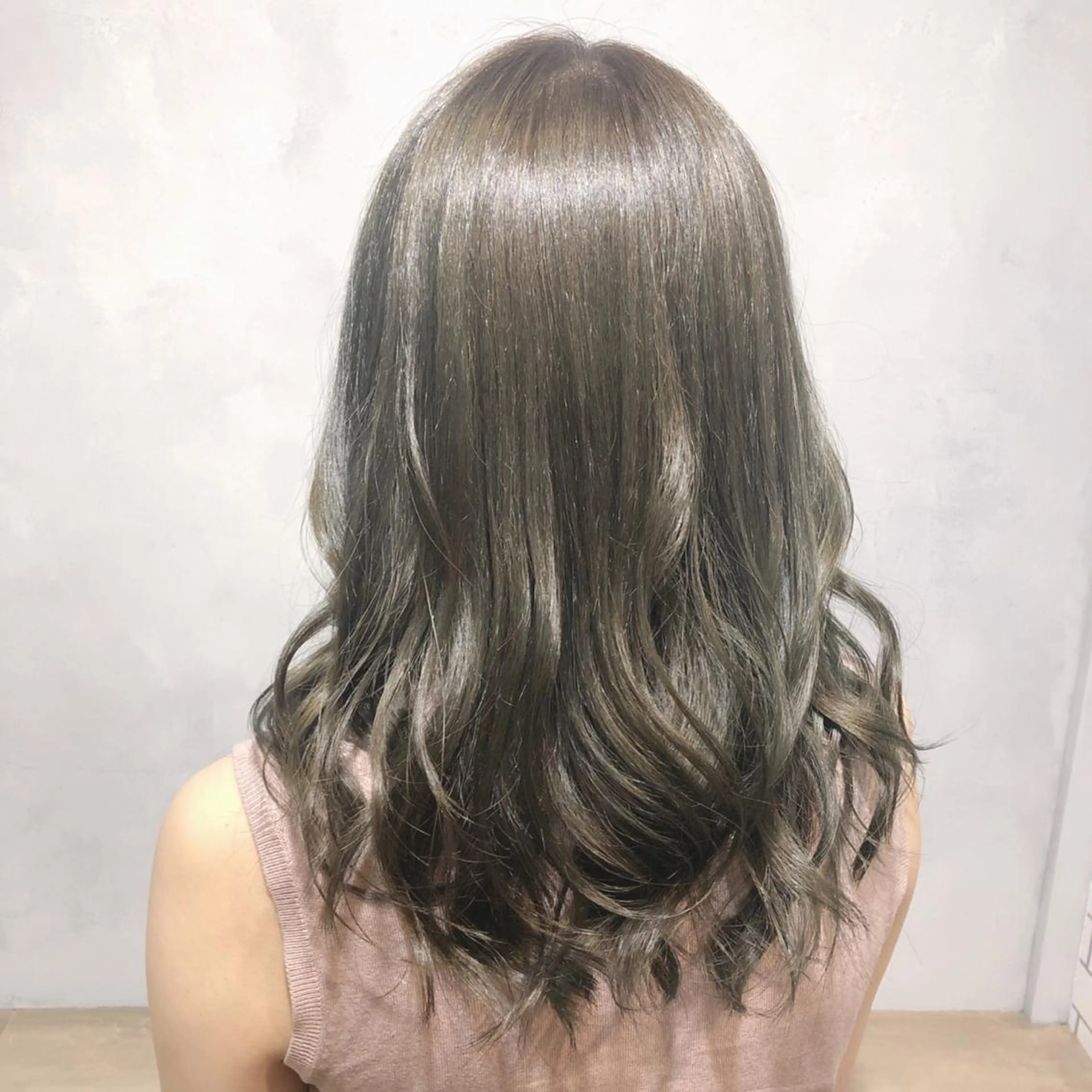 セミロング カラー ブリーチ ブリーチなしカラー オリーブカラー ヘアカラー トリートメント La fith hair arts 吉祥寺店所属・ブリーチなしカラー✨ 髪質改善✨ワタベユウのヘアスタイル