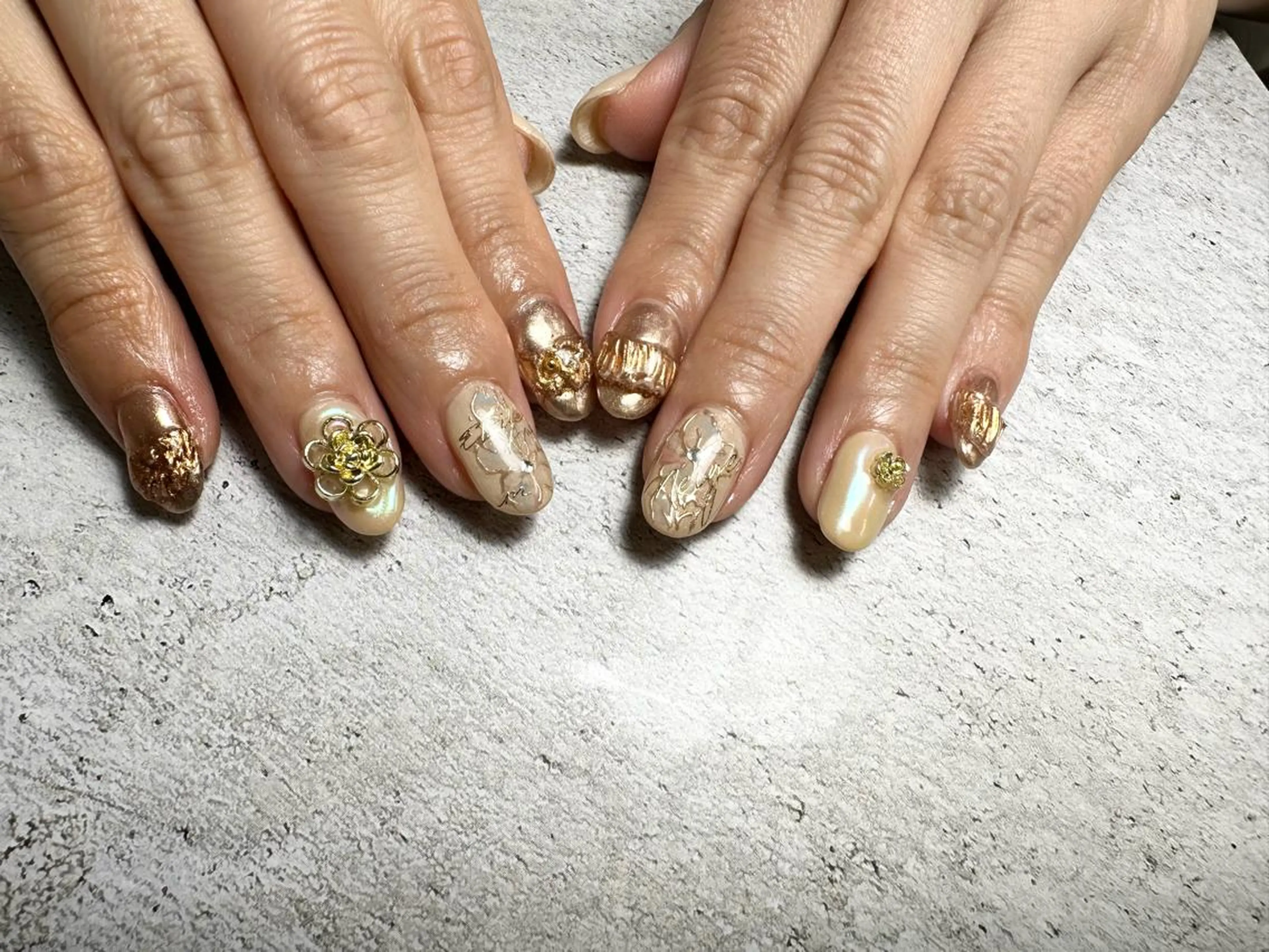 ネイル ゴールド ミラーネイル ハンドネイル MELLMODE所属・Nakano Kanaのネイルデザイン