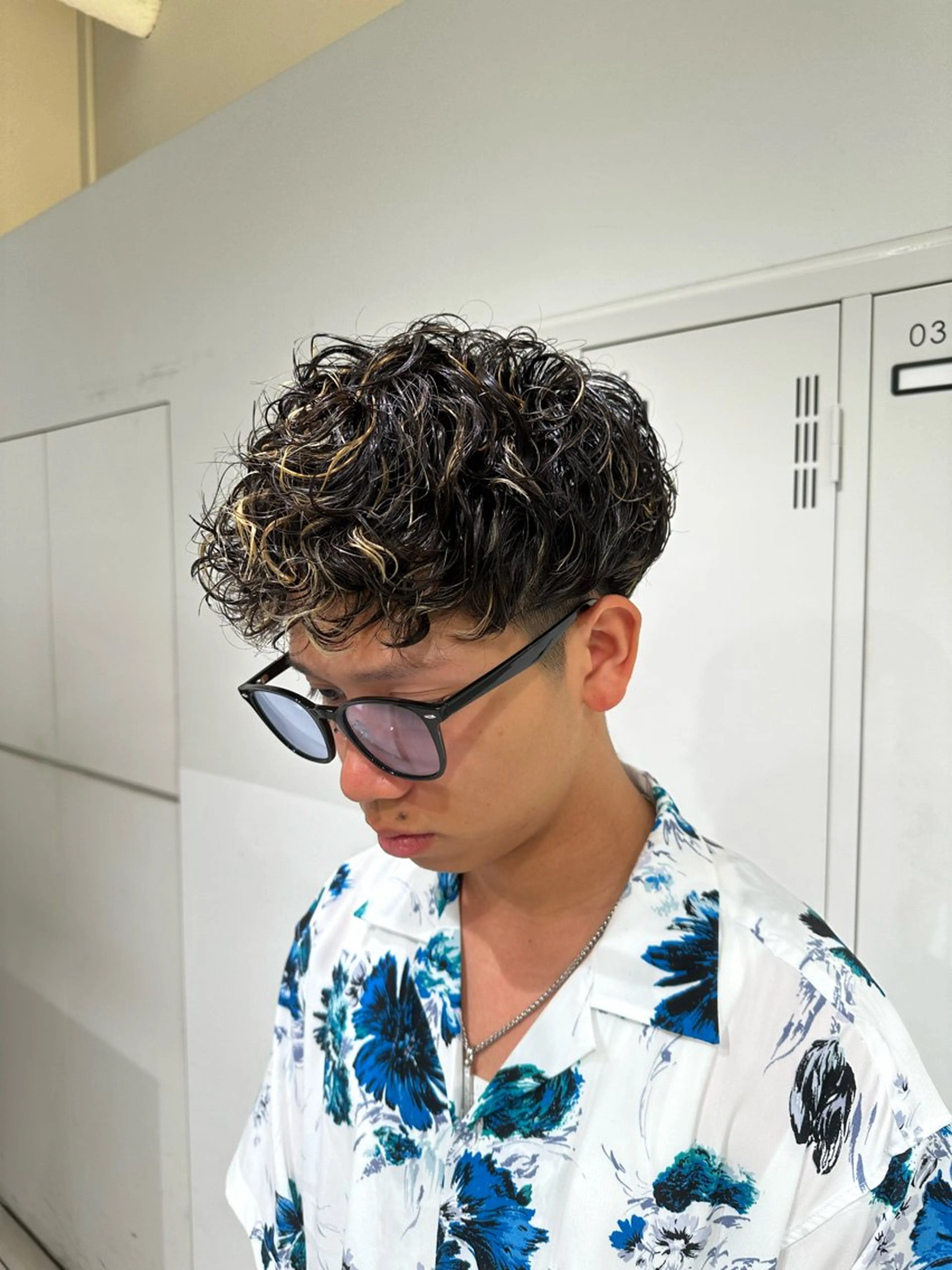 ショート パーマ メンズ メンズハイライト スペインカール ハイライト カット ヘアカラー パーマ フェザーパーマ職人 🪶ryosukeのヘアスタイル