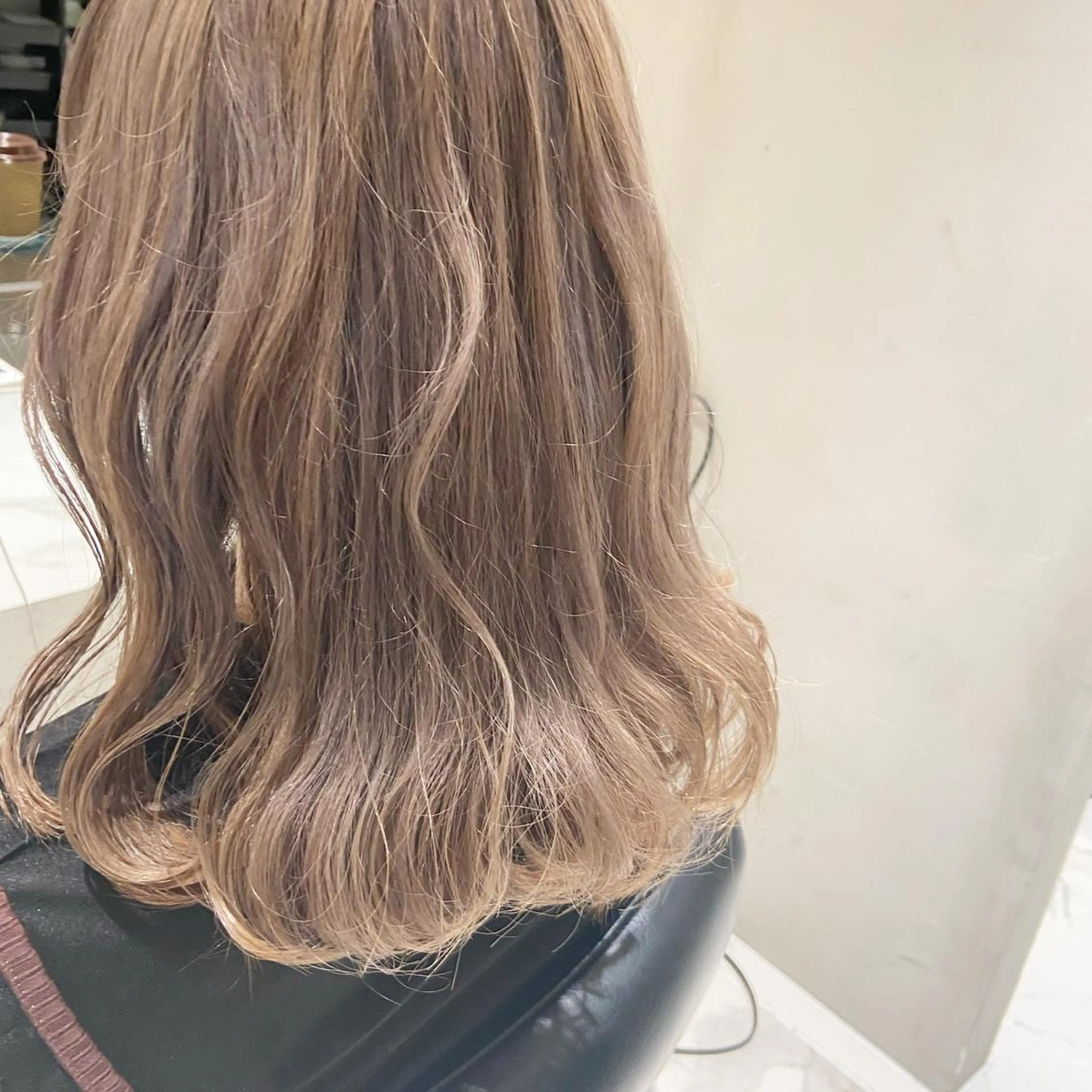 ミディアム カラー ベージュカラー ブリーチ ケアブリーチ 透明感カラー ダブルカラー カット カジュアルを女っぽく 𝗮𝘆𝗮𝗰𝗼のヘアスタイル