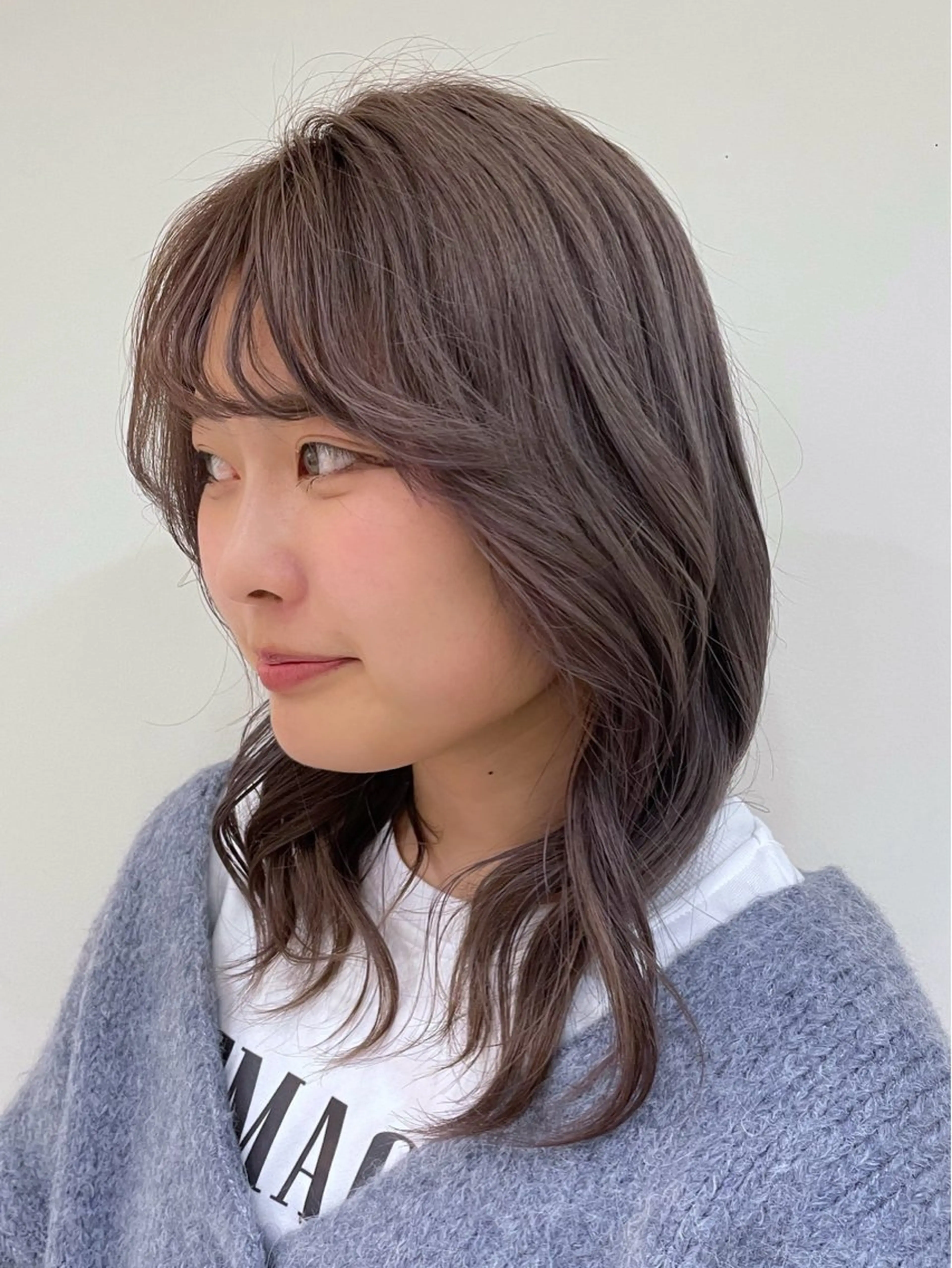 ミディアム カラー アッシュ ベージュカラー ブリーチ 小川 泉美のヘアスタイル