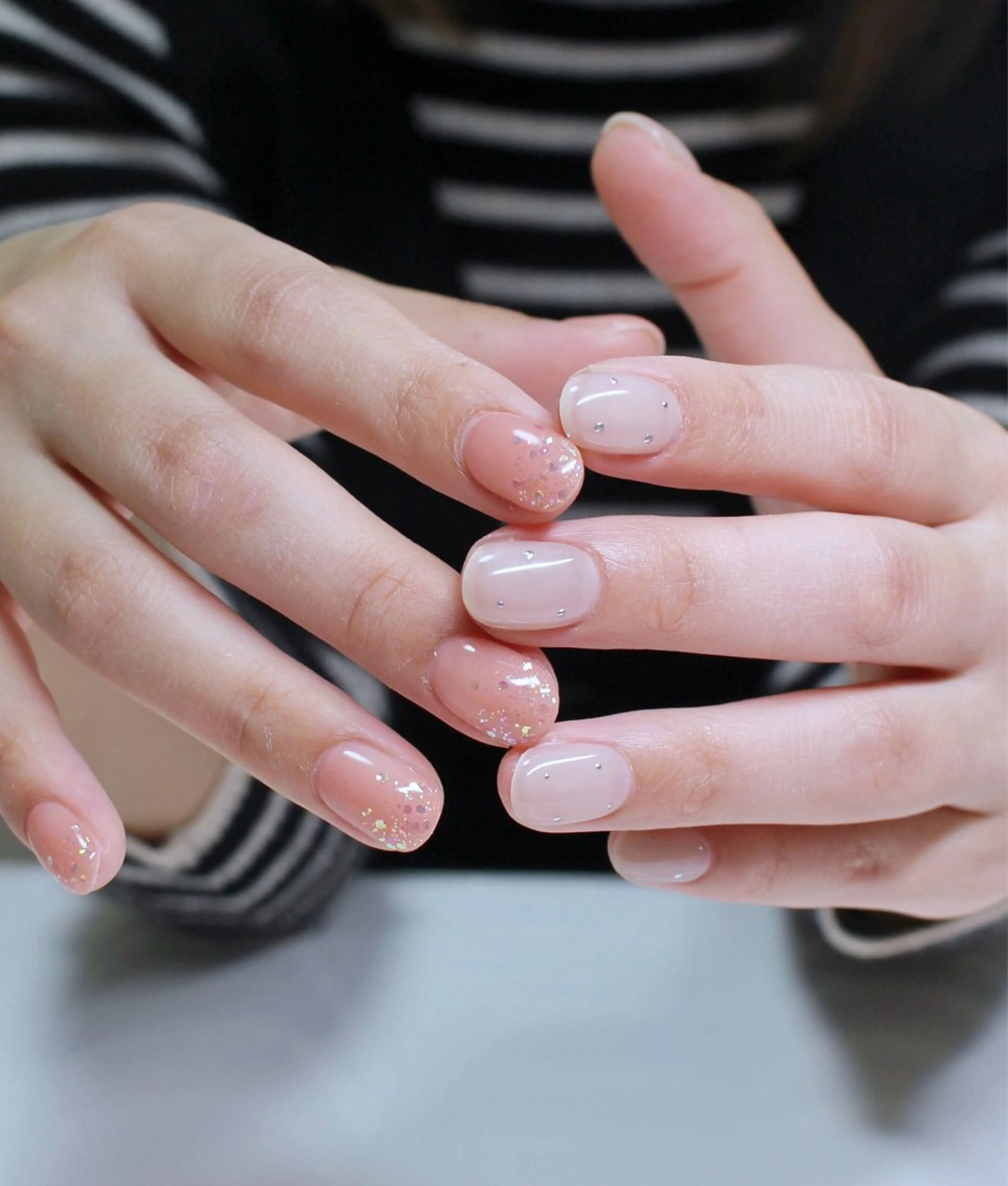 ネイル ホログラムネイル 韓国ネイル ピンク シンプルネイル ワンホンネイル ハンドネイル Baku Nailsのネイルデザイン
