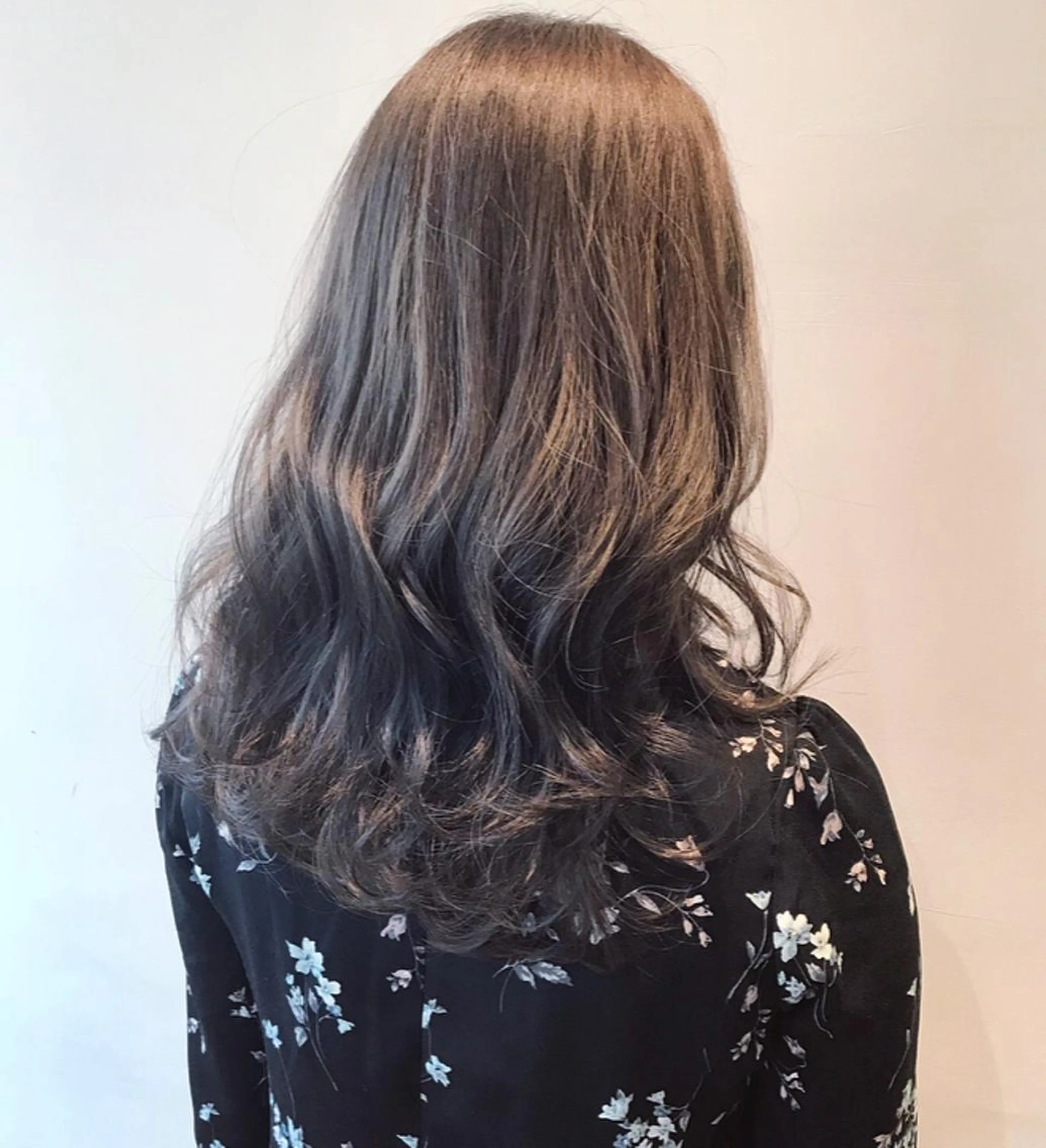 セミロング カラー ヘアアレンジ アッシュ カット ヘアカラー トリートメント ヘッドスパ SALOWIN銀座VORT所属・小林 佳祐のヘアスタイル