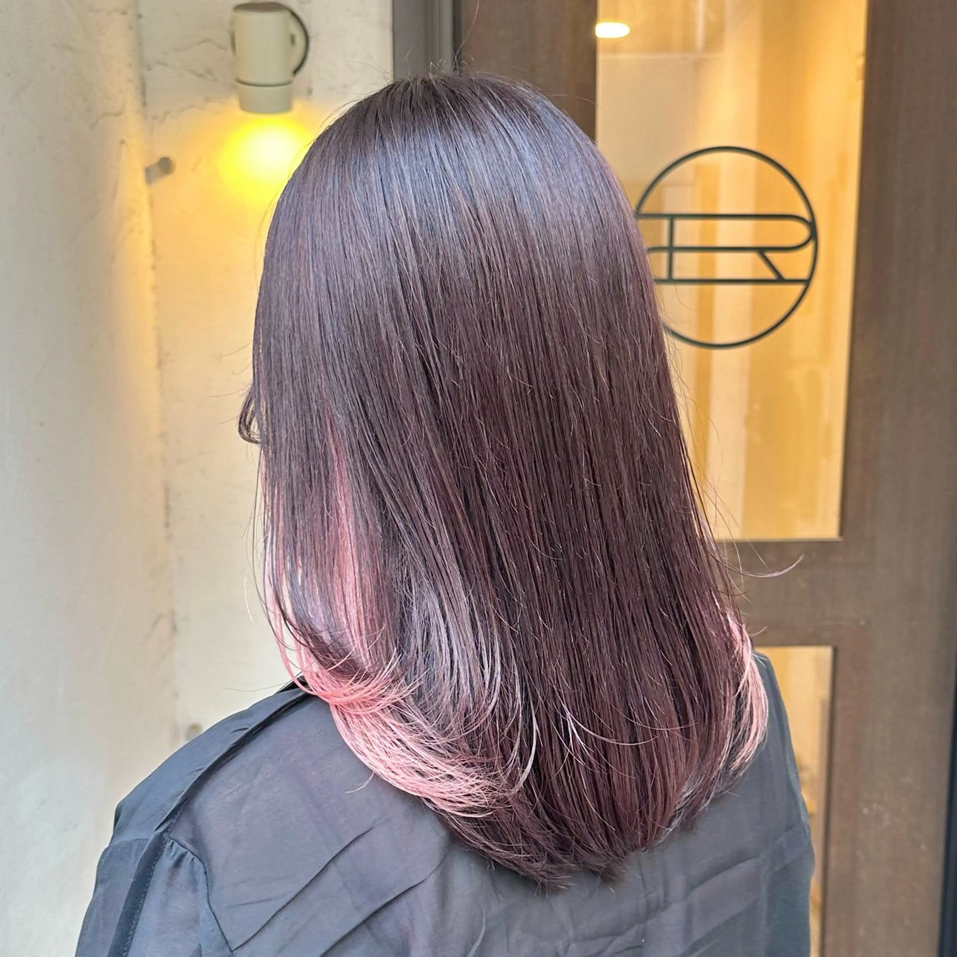 セミロング カラー インナーカラー ピンクカラー レイヤーカット カット ヘアカラー トリートメント インナーカラー/レイ ヤーカット♡/マキシのヘアスタイル