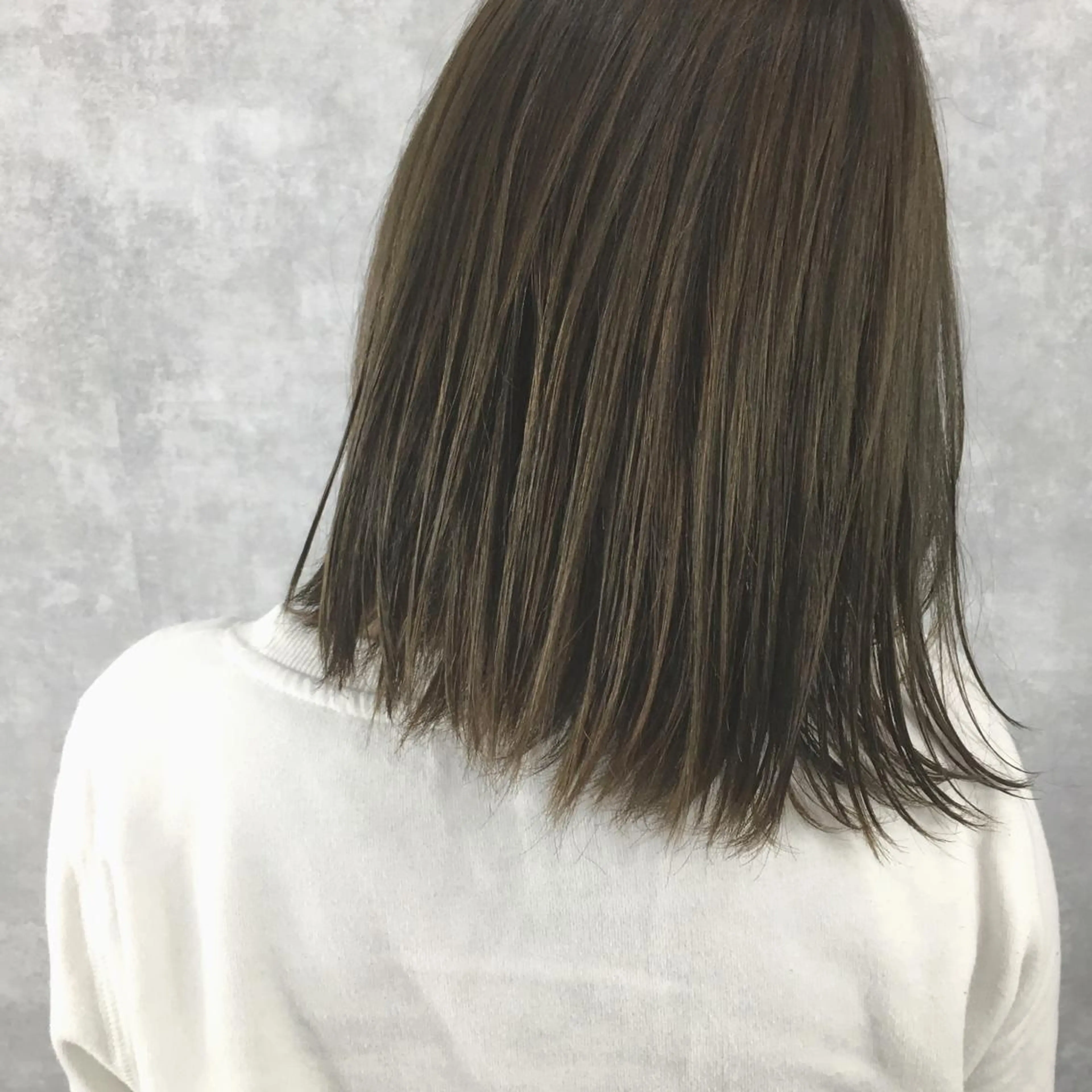 ミディアム カラー アッシュ オリーブアッシュ レイヤーカット BLend 渋谷のヘアスタイル