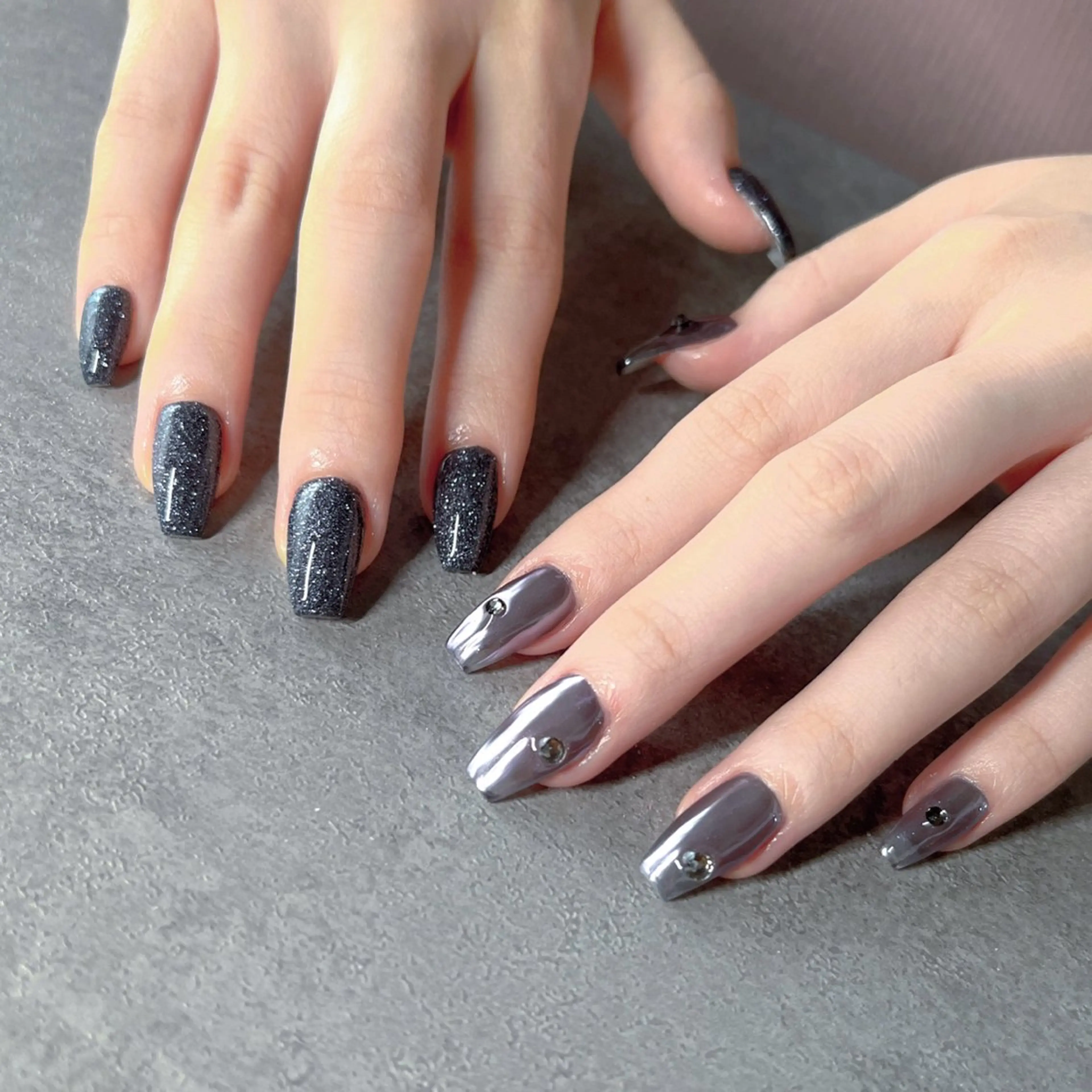 ネイル フットネイル フレンチネイル ジェルネイル ラメ(グリッター) ラメグラデーション ハンドネイル NEO Beauty Salon所属・𝐍𝐄𝐎 𝐉𝐔𝐑𝐈のネイルデザイン