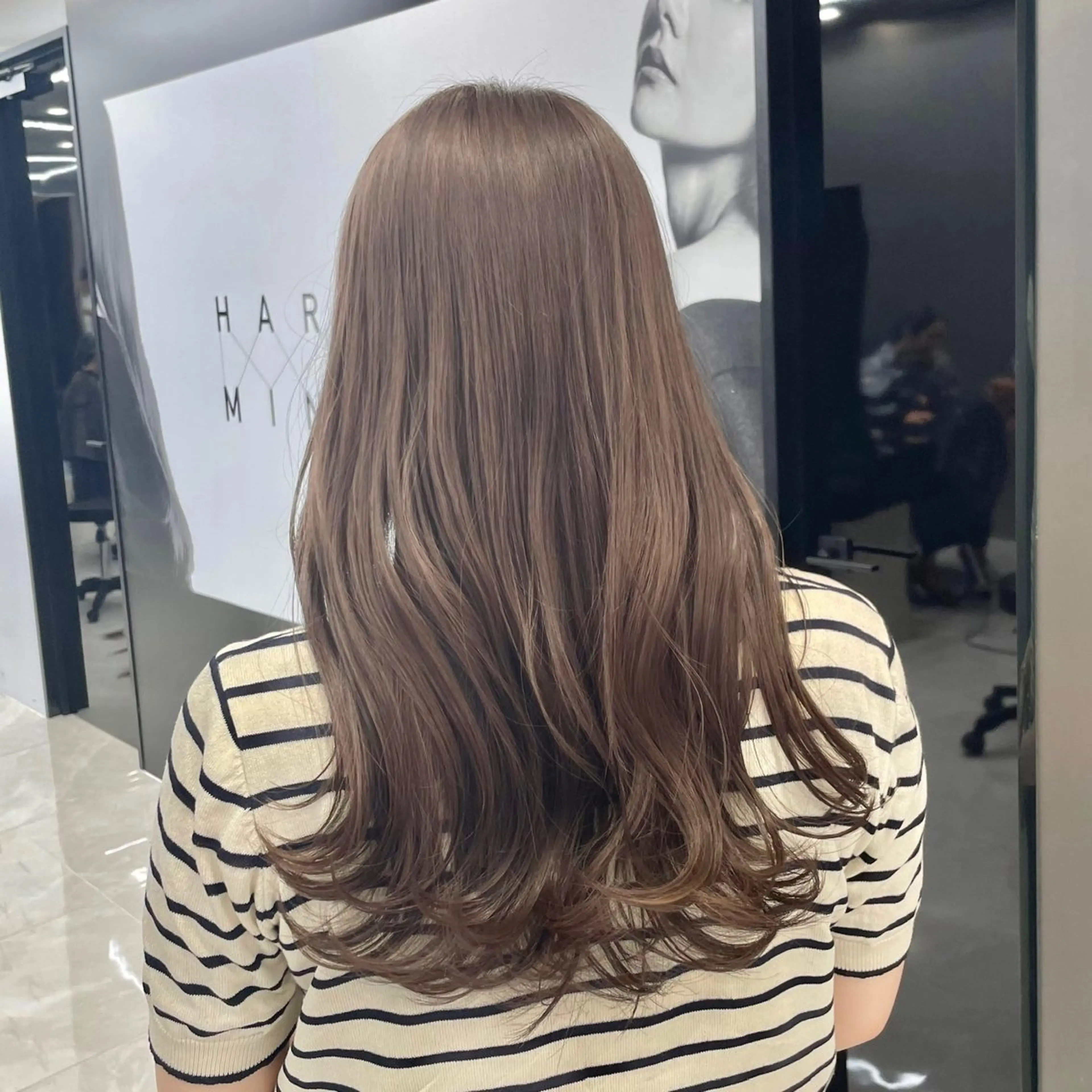 ロング カラー ヘアアレンジ ブリーチ 透明感カラー グレージュ ミルクティーグレージュ くびれヘア ヘアカラー HARUKI MINATO Japan SENDAI所属・🌈【透明感・韓国 ヘア】がっきー🌈のヘアスタイル
