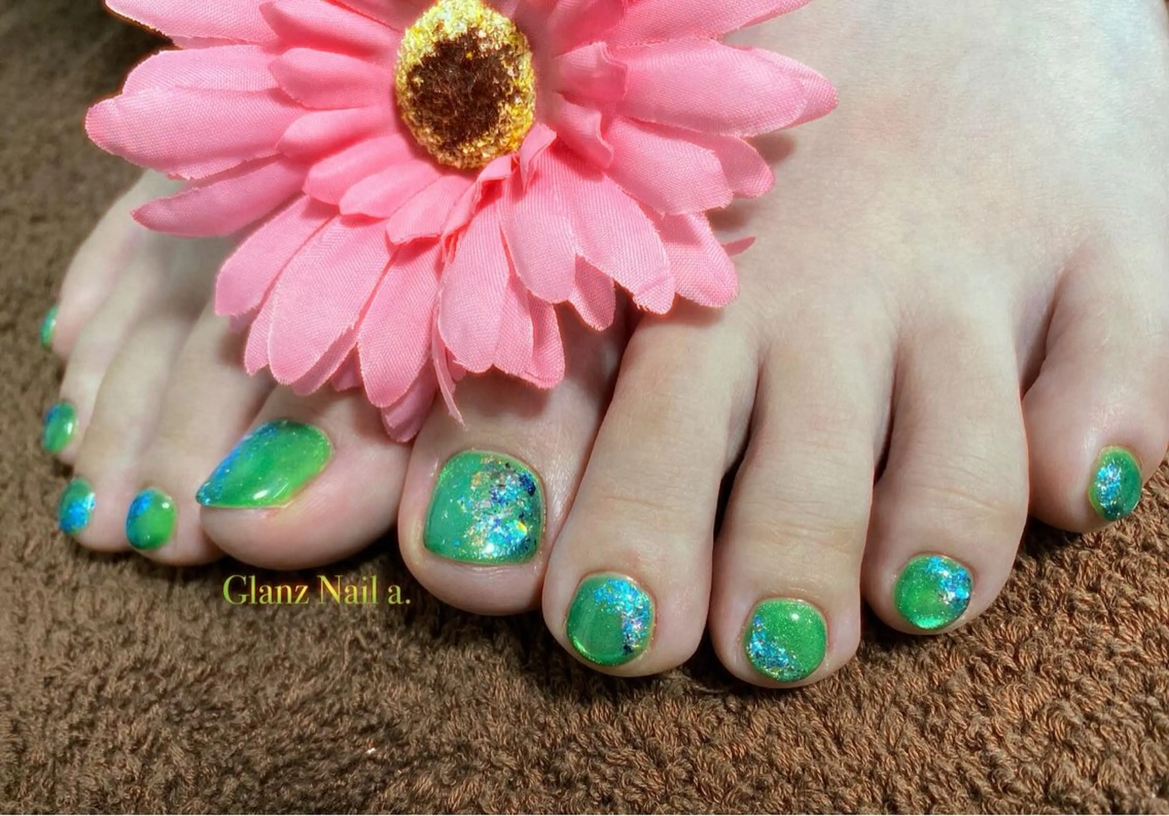 ネイル オーロラネイル グリーン キラキラネイル マグネットネイル 夏ネイル フットネイル Glanz  Nail aのネイルデザイン