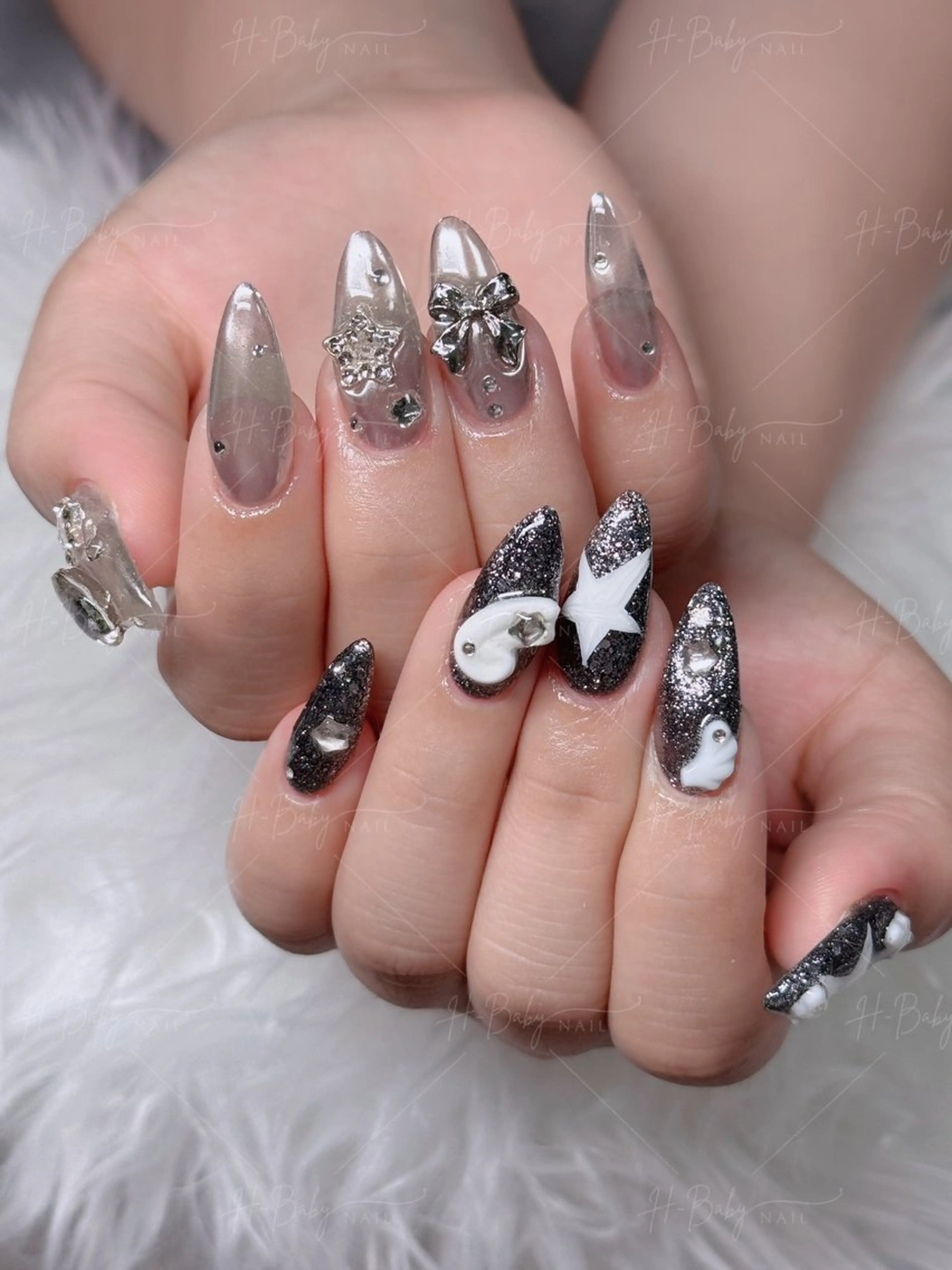 ネイル フレンチネイル ジェルネイル ハロウィン キラキラネイル 韓国ネイル H.babynailsalon所属・H.baby Nail Salonのネイルデザイン