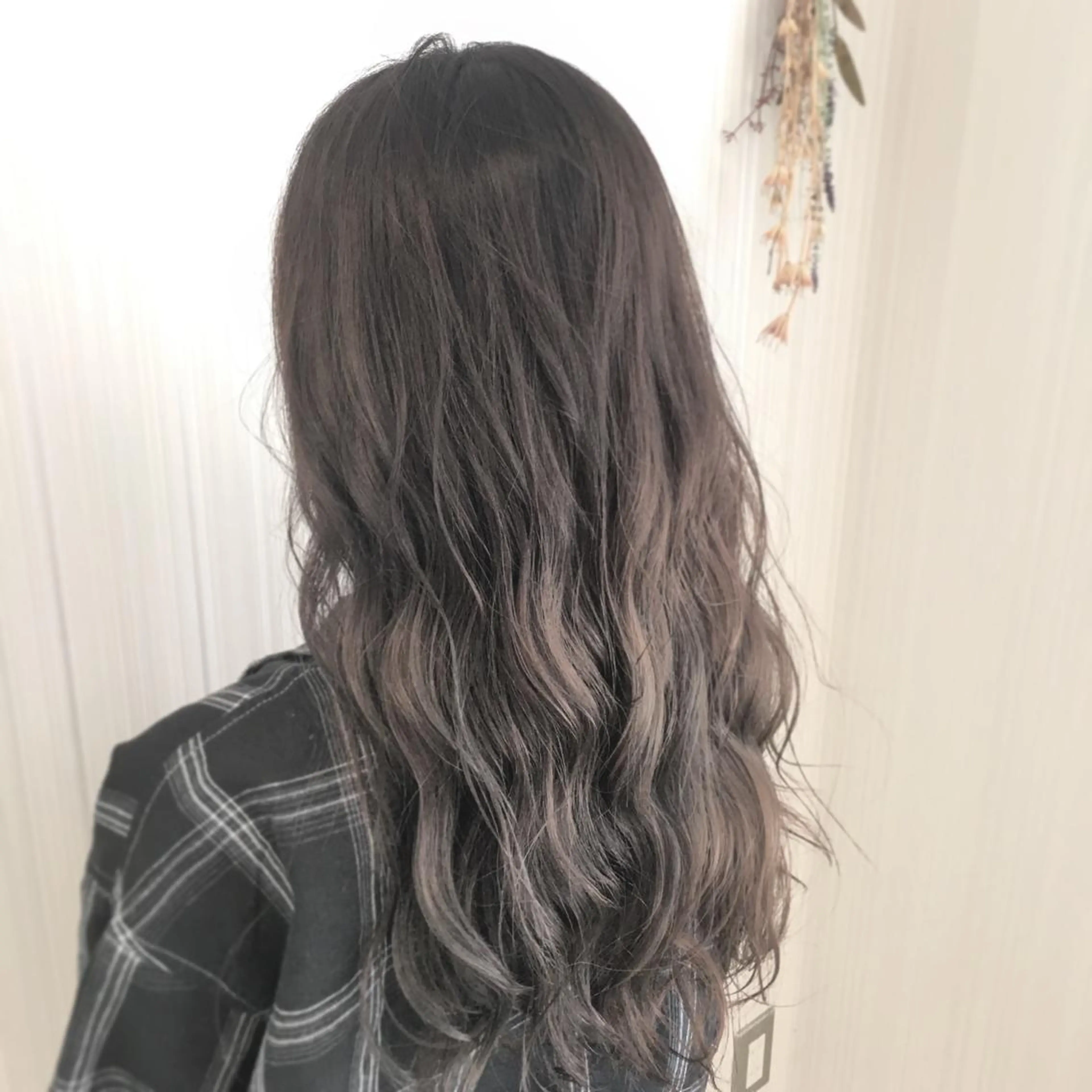 セミロング カラー ブリーチ グラデーションカラー グレージュ 外国人風カラー ハイトーン/ブリーチ 山崎 悠次のヘアスタイル