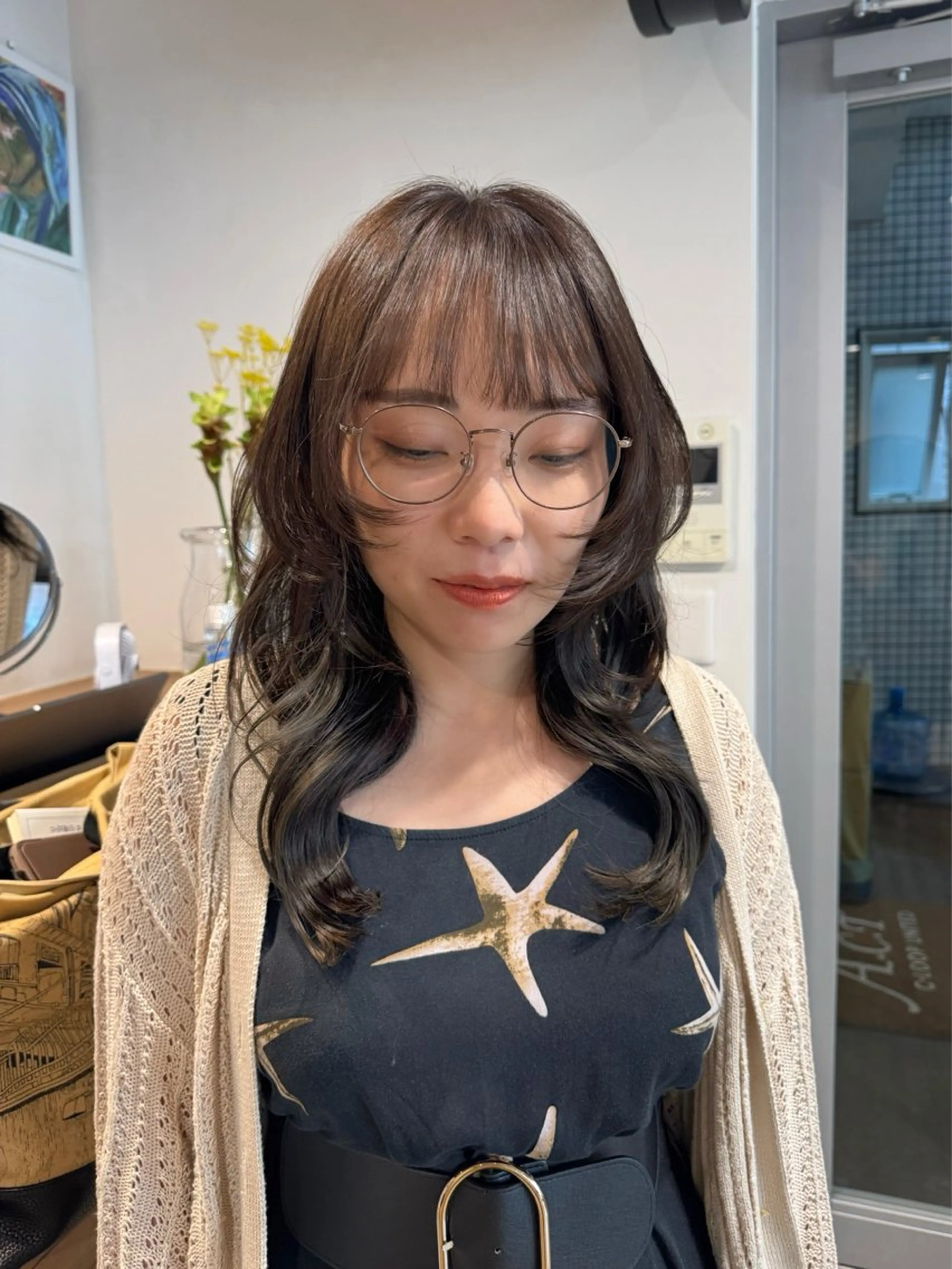 ミディアム カラー グレージュ オリーブグレージュ オリーブグレー くびれヘア レイヤーカット 渡邉 涼香のヘアスタイル