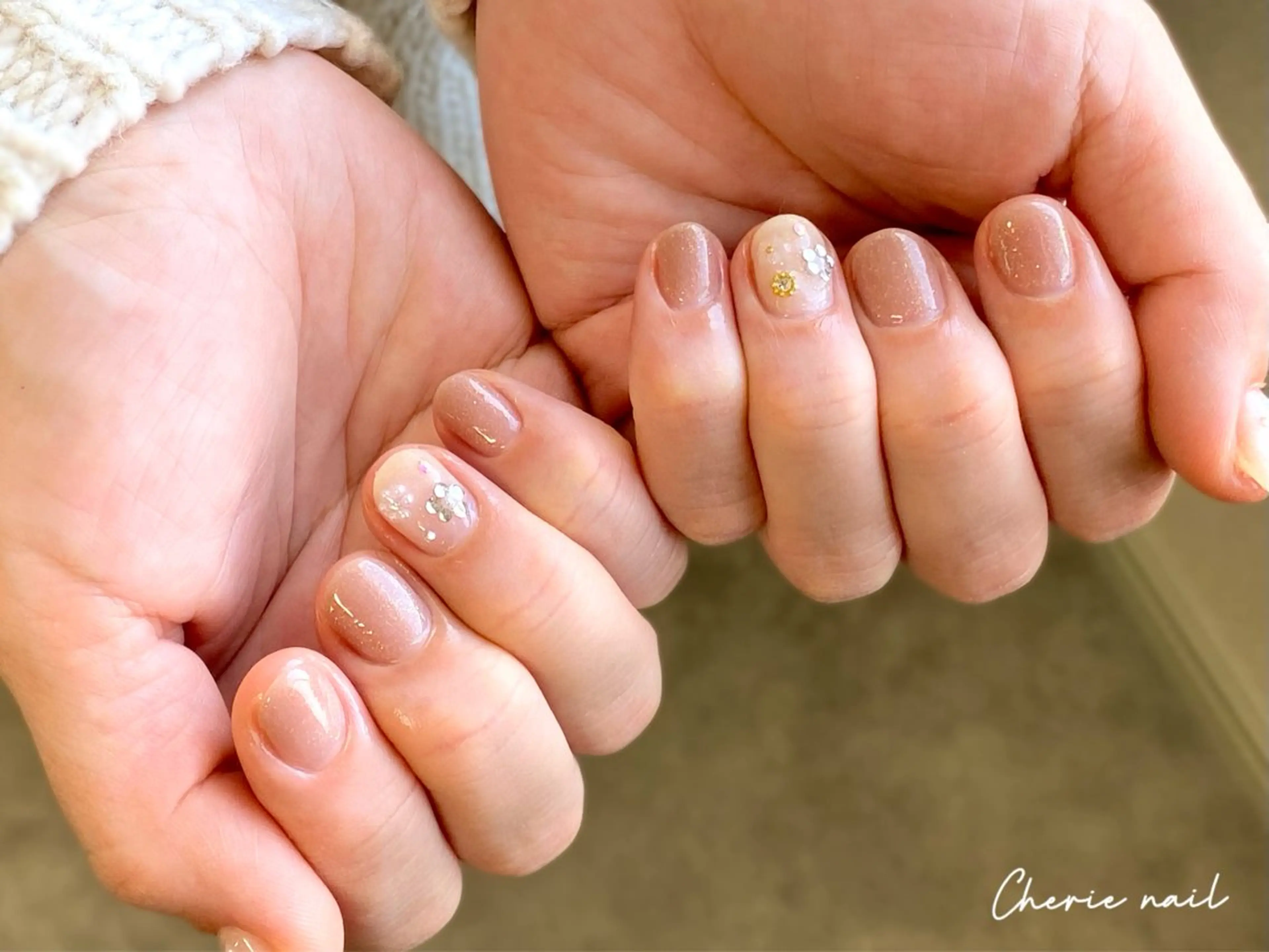 ネイル フラワーネイル ジェルネイル ラメ(グリッター) オフィスネイル シンプルネイル ハンドネイル Cherienail yunaのネイルデザイン
