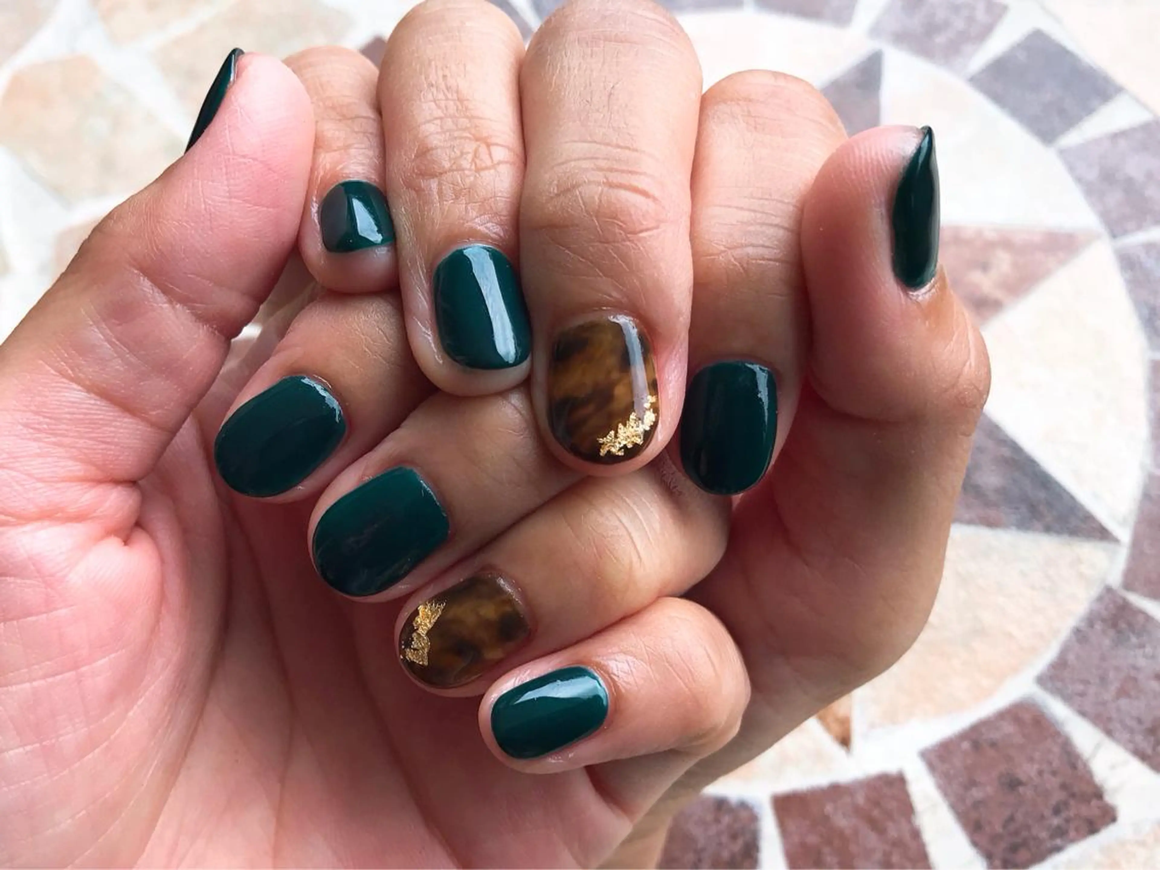 ショート ネイル べっ甲ネイル グリーン MIZUKI 🌏NEWWORLDのネイルデザイン