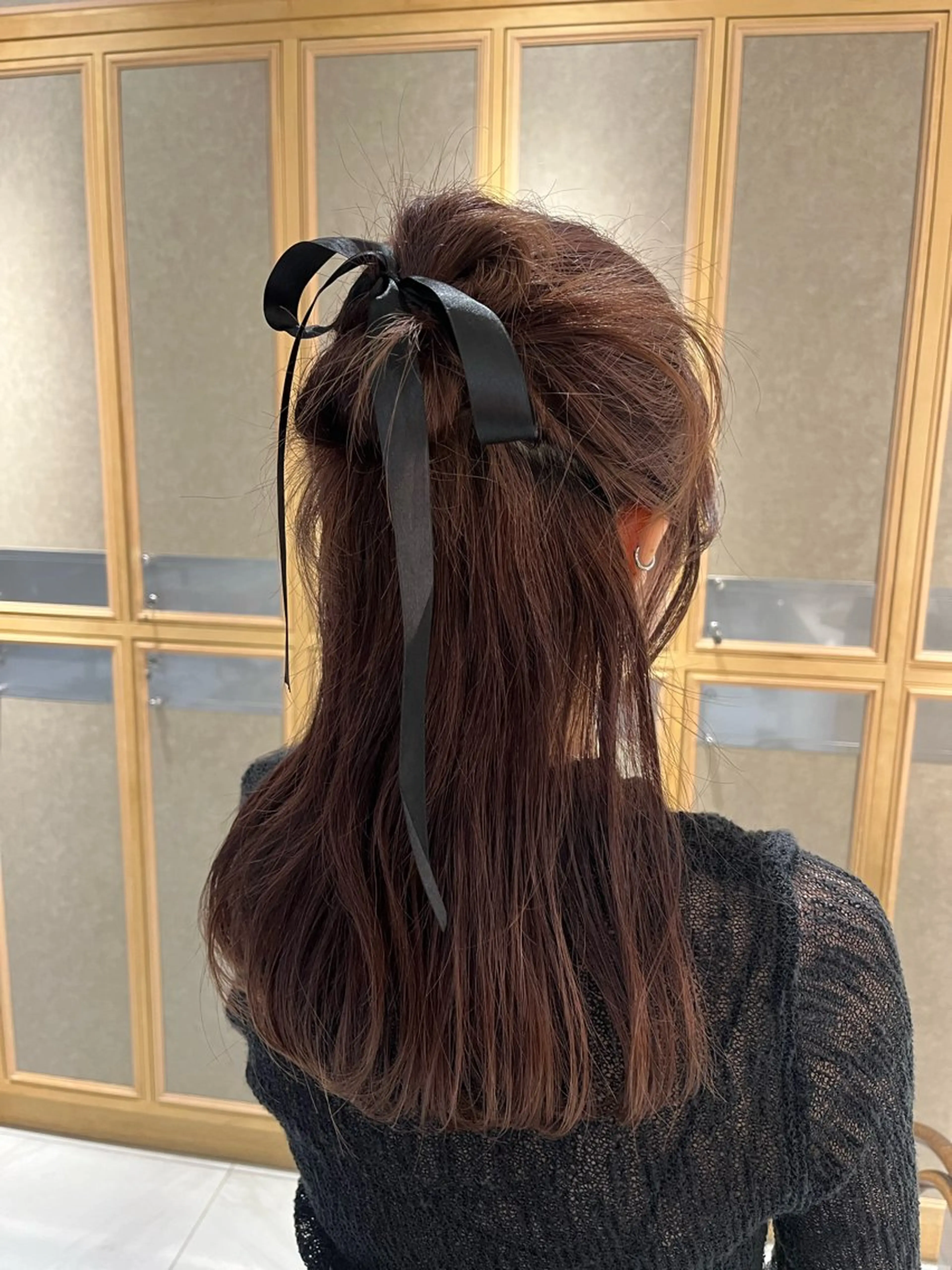 セミロング ヘアアレンジ るり 暗髪・艶カラーのヘアスタイル