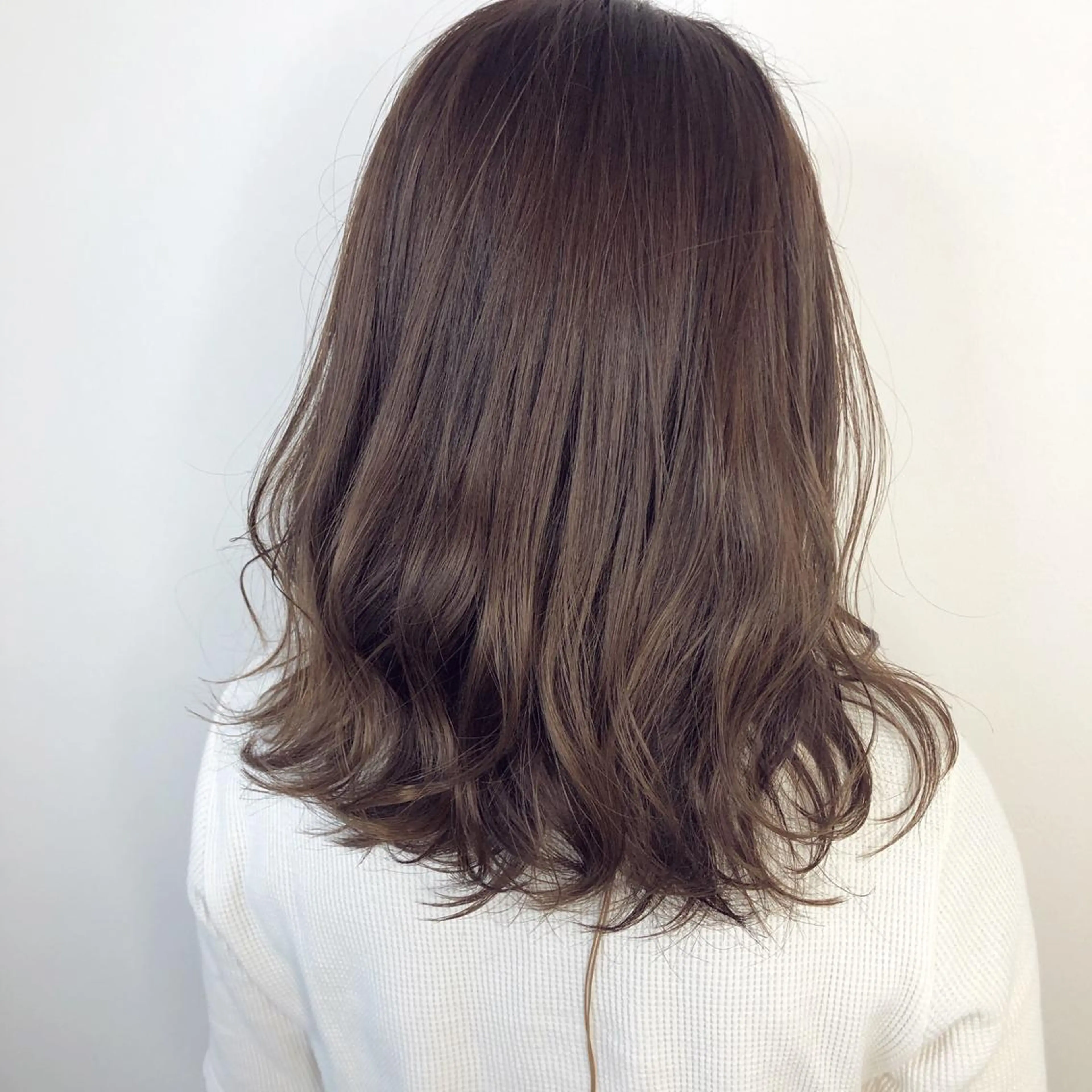 ロング アッシュ ヘアカラー a .のヘアスタイル